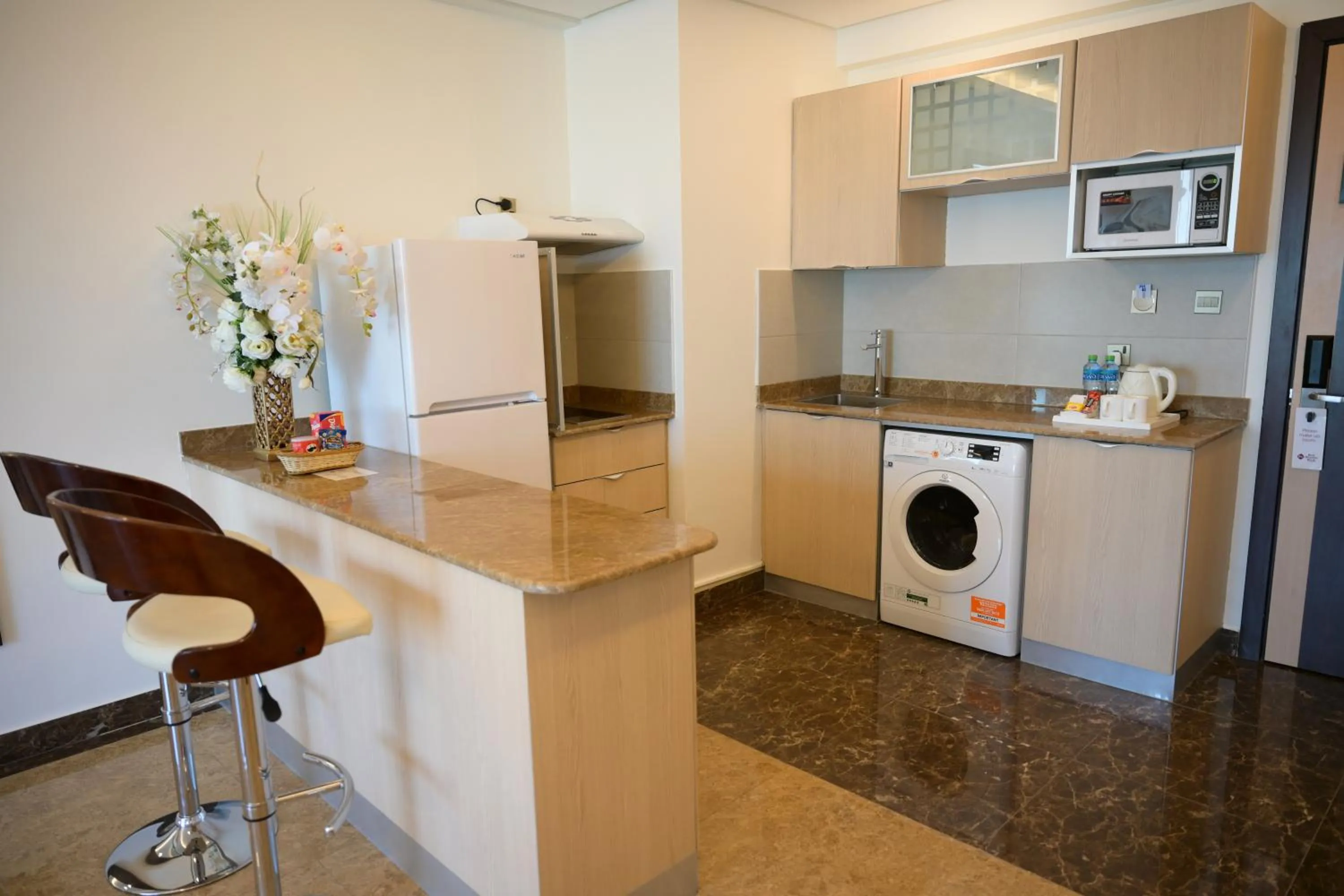 Dining area in Best Western Plus Mahboula