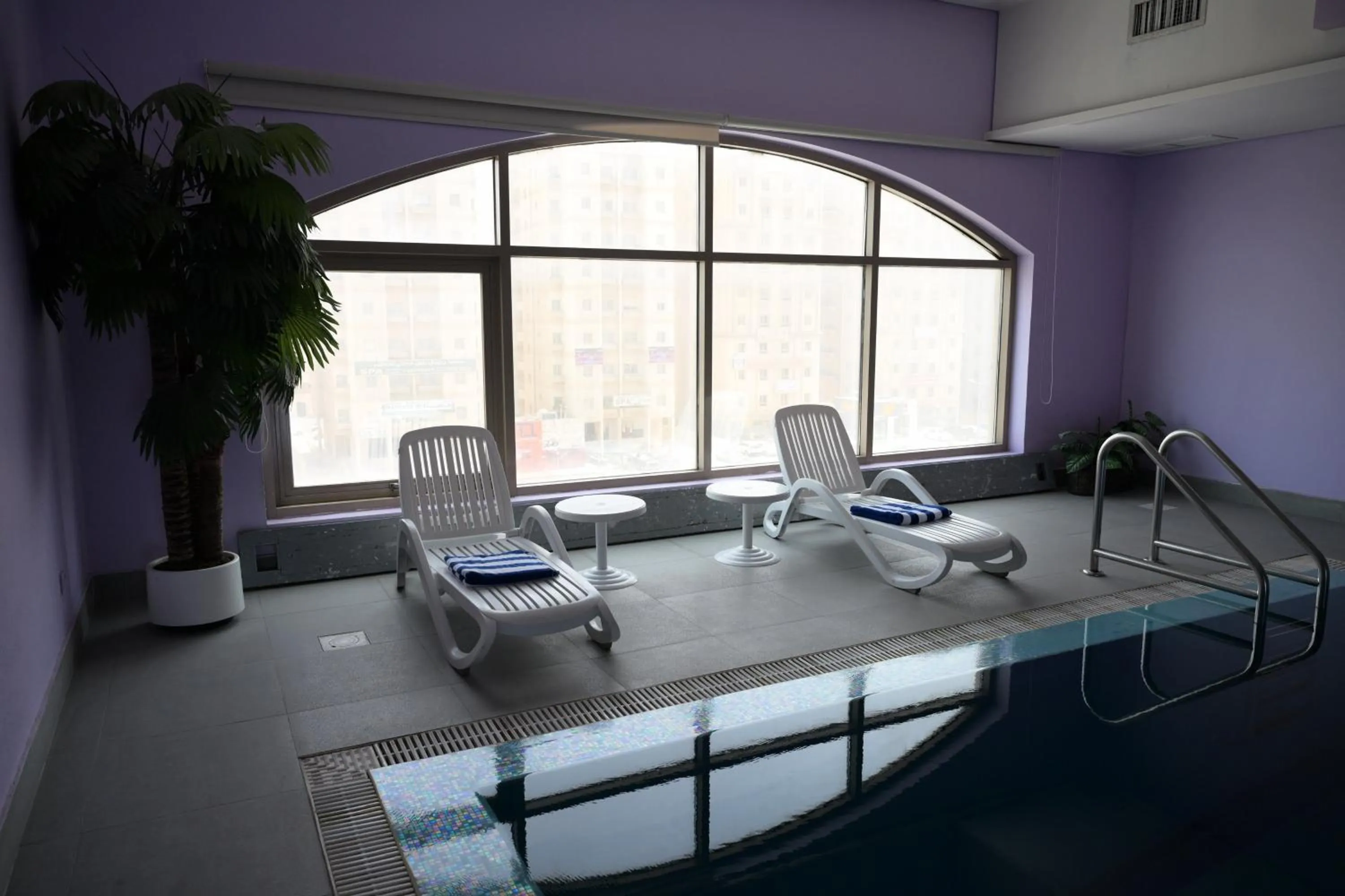 Swimming pool in Best Western Plus Mahboula