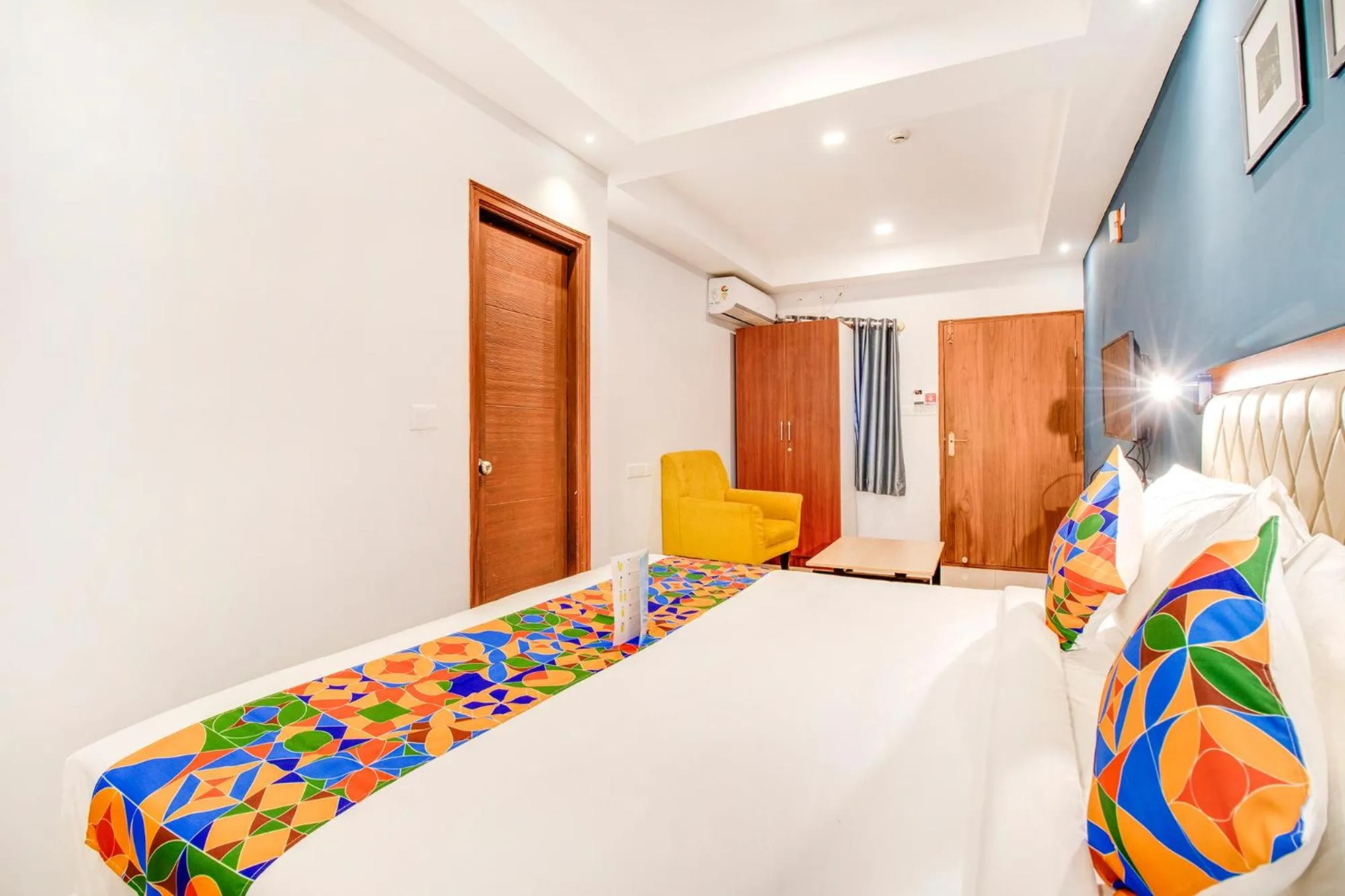 TV and multimedia, Bed in Hotel The Sun Suites - Yelahanka