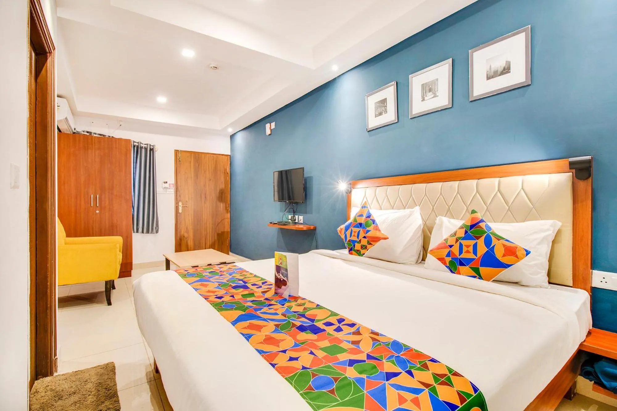 TV and multimedia, Bed in Hotel The Sun Suites - Yelahanka