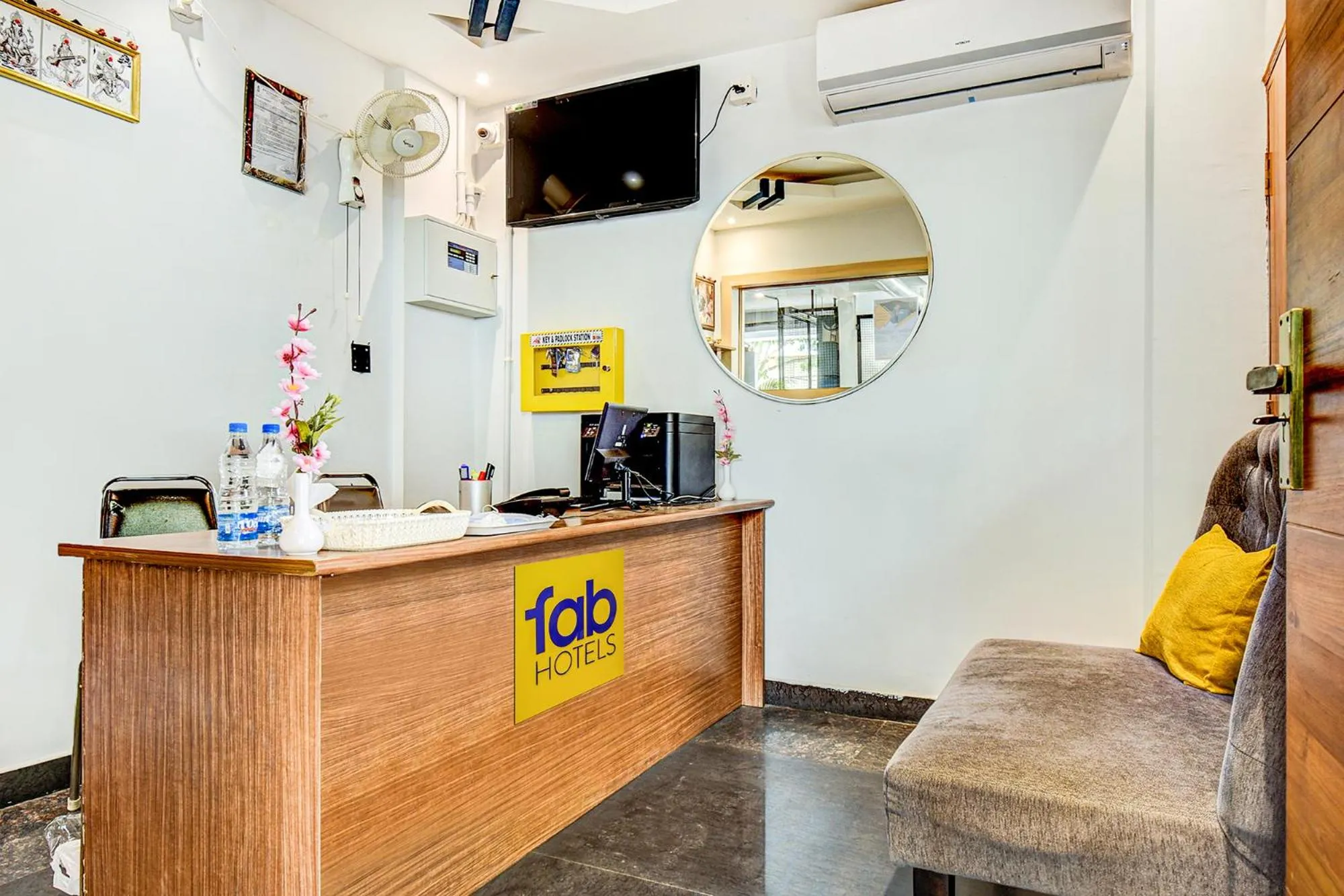 Lobby or reception in Hotel The Sun Suites - Yelahanka