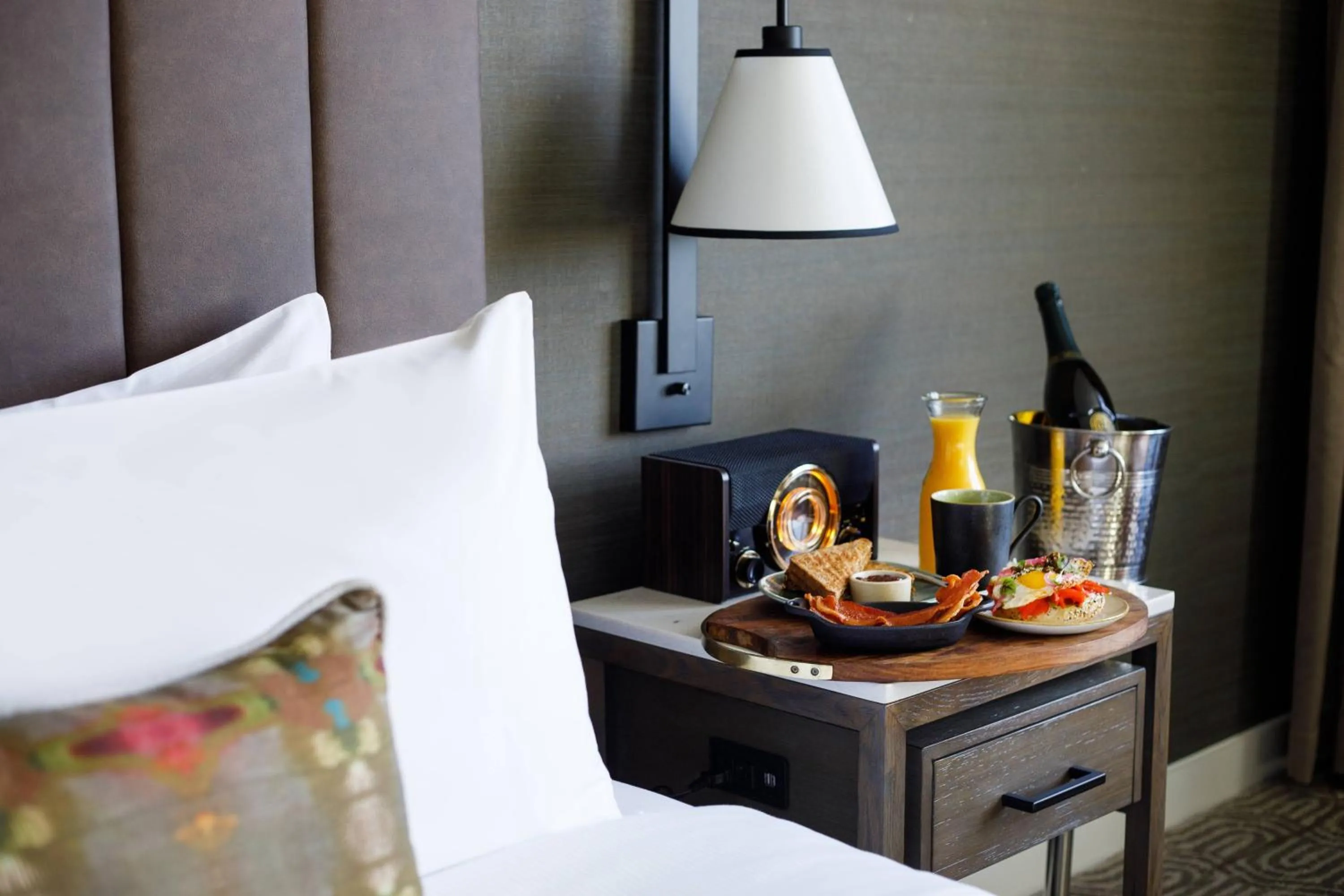 Breakfast, Bed in Hotel Vin, Grapevine, Autograph Collection
