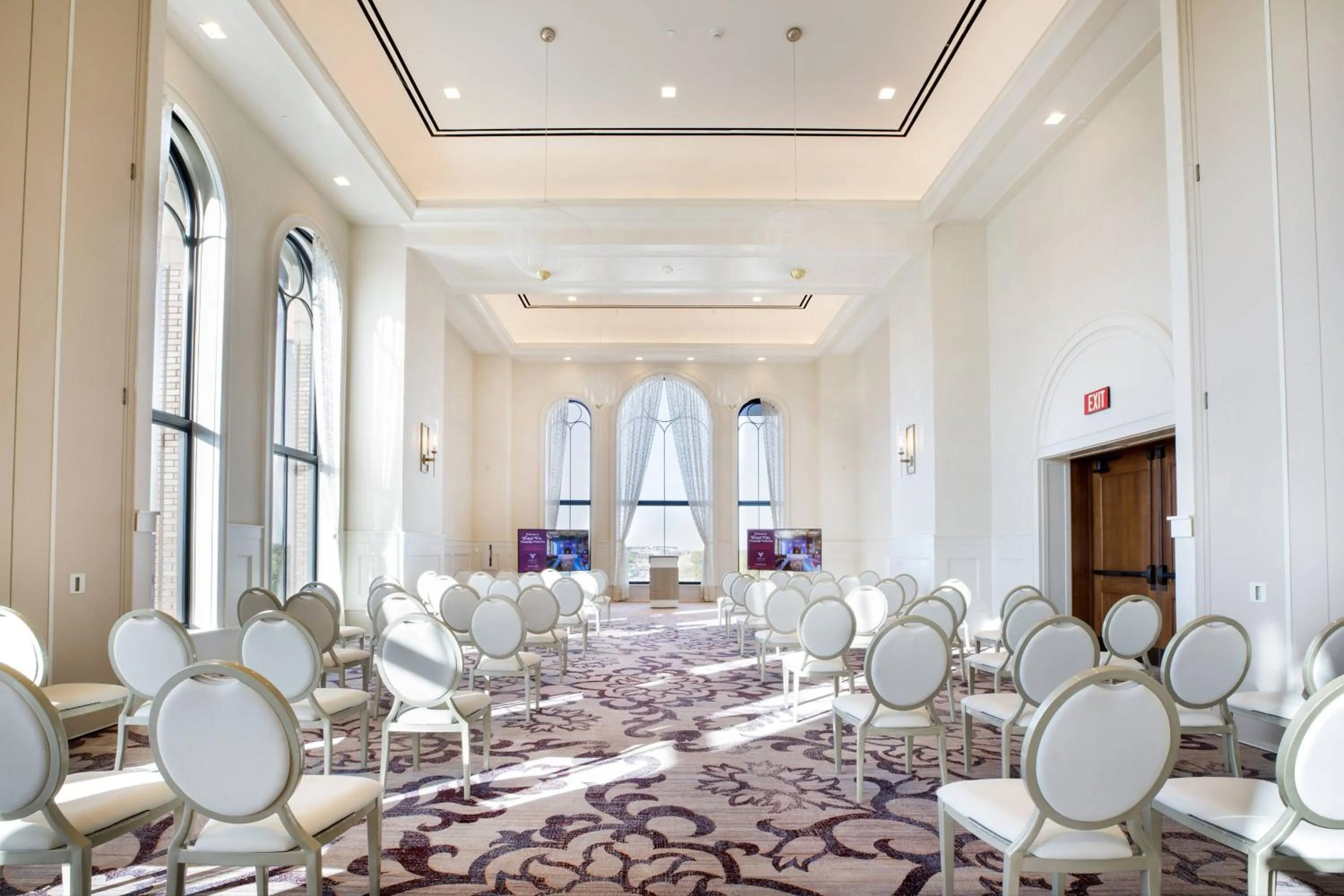 Entertainment in Hotel Vin, Grapevine, Autograph Collection