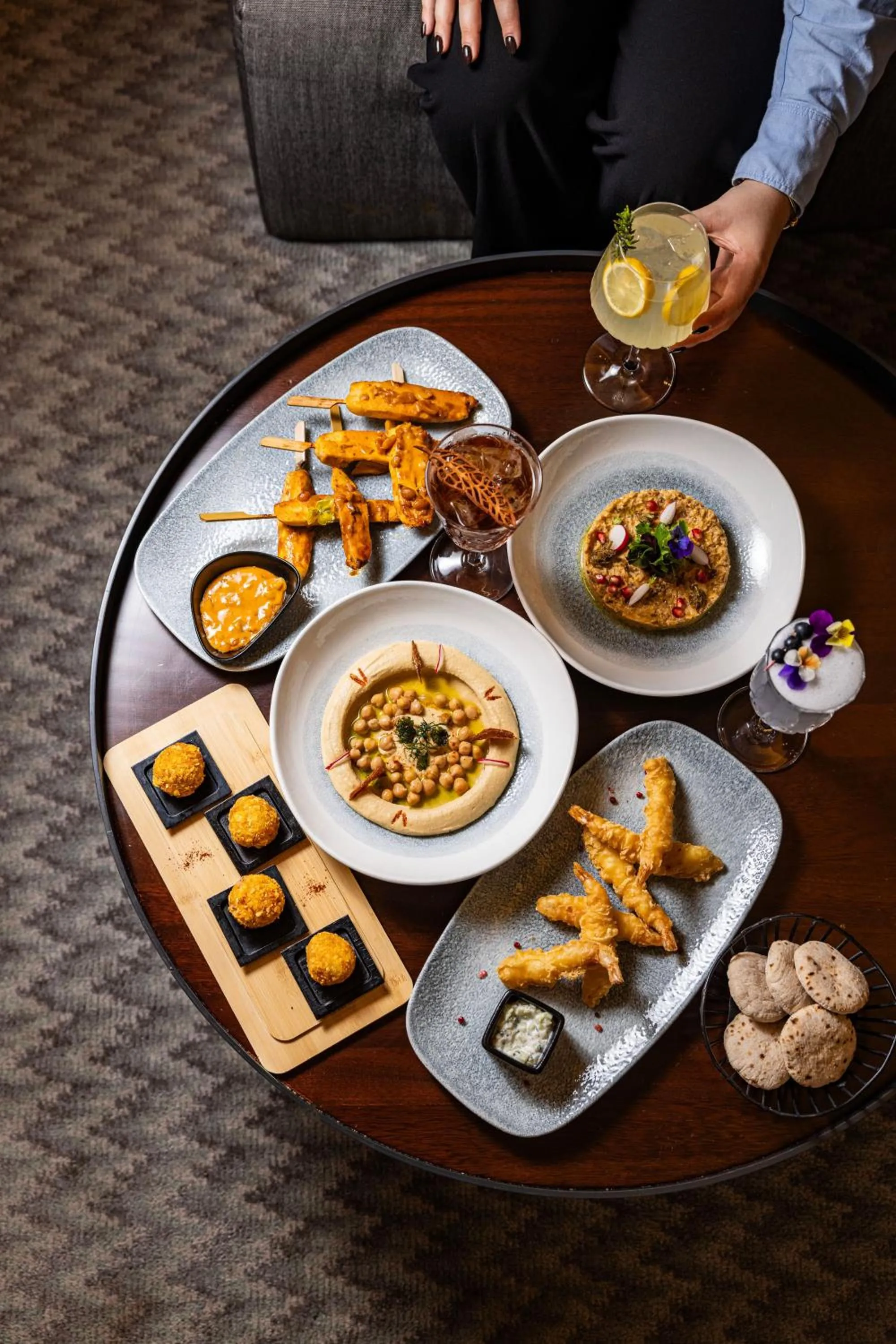 Lounge or bar in Courtyard by Marriott Paris Porte de Versailles