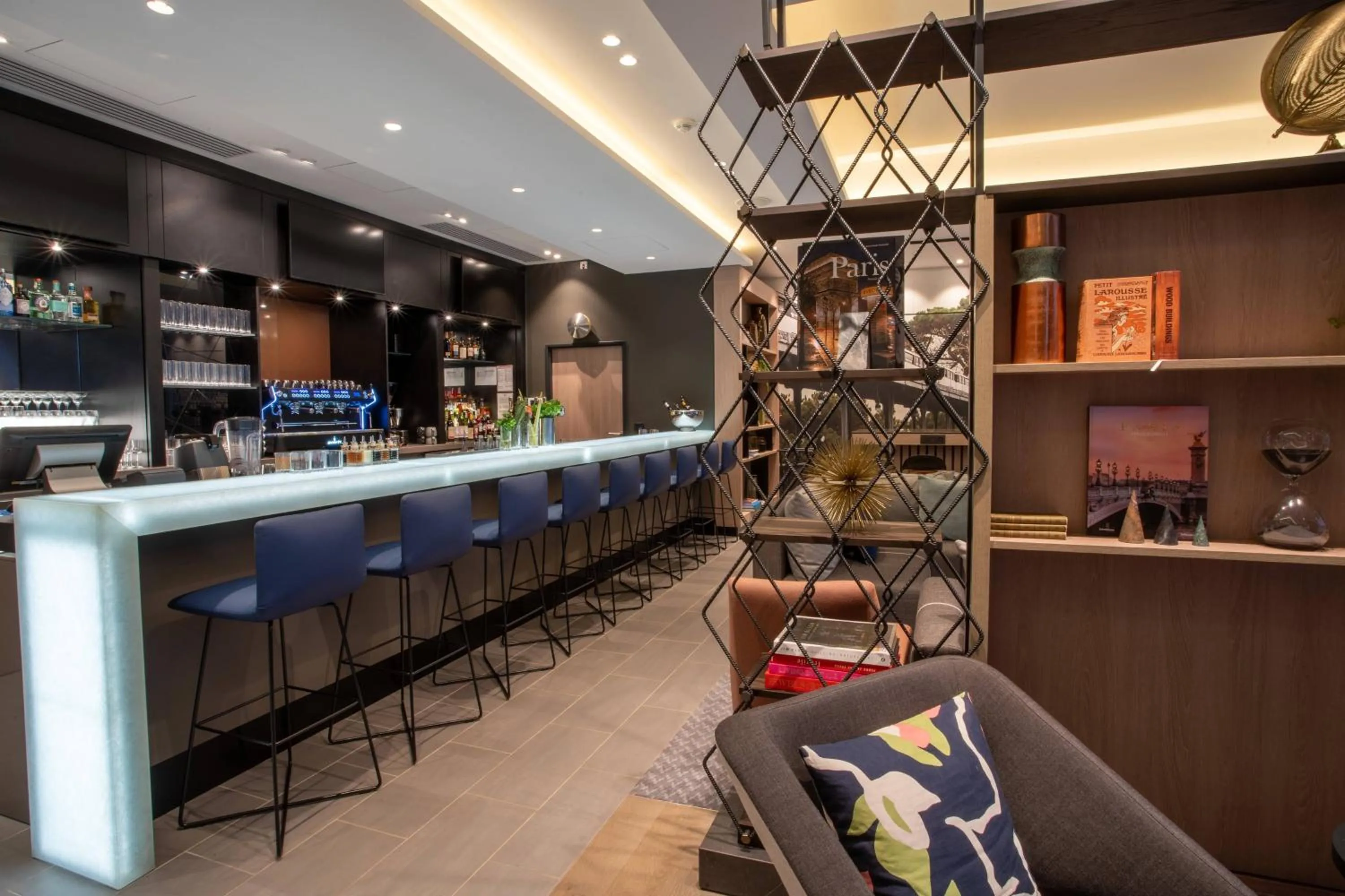 Lounge or bar in Courtyard by Marriott Paris Porte de Versailles
