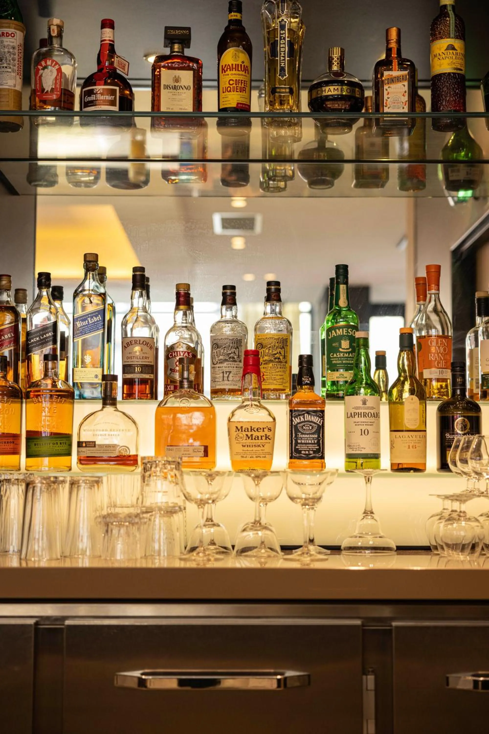 Staff in Courtyard by Marriott Paris Porte de Versailles