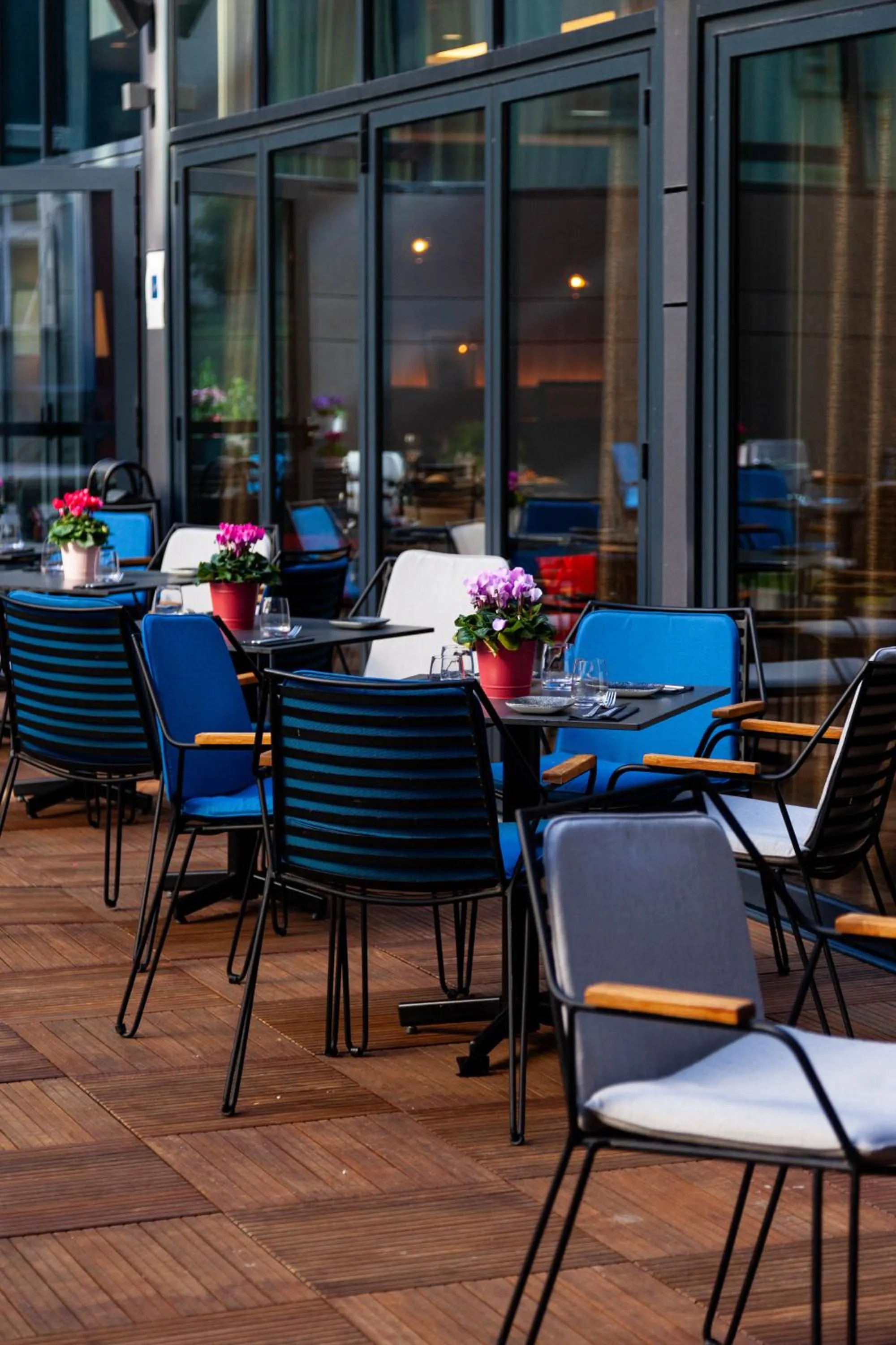 Patio in Courtyard by Marriott Paris Porte de Versailles