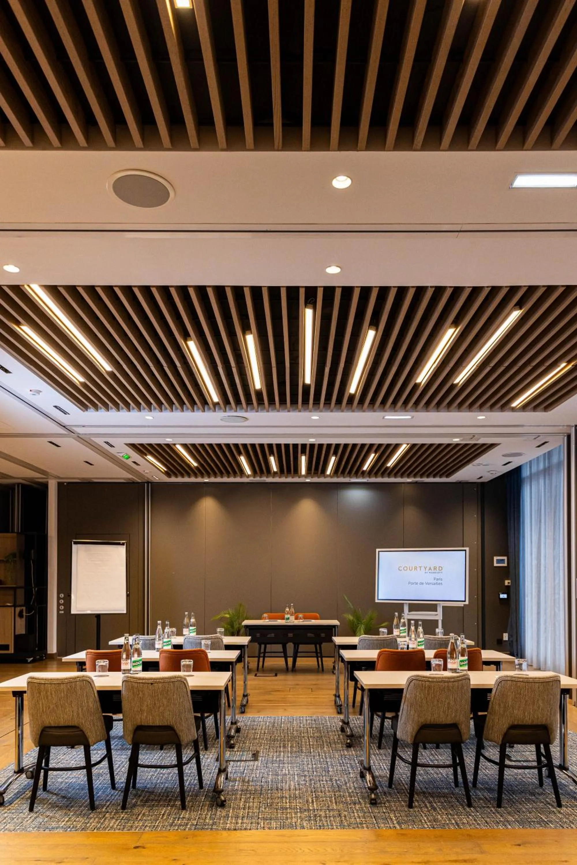 Living room in Courtyard by Marriott Paris Porte de Versailles