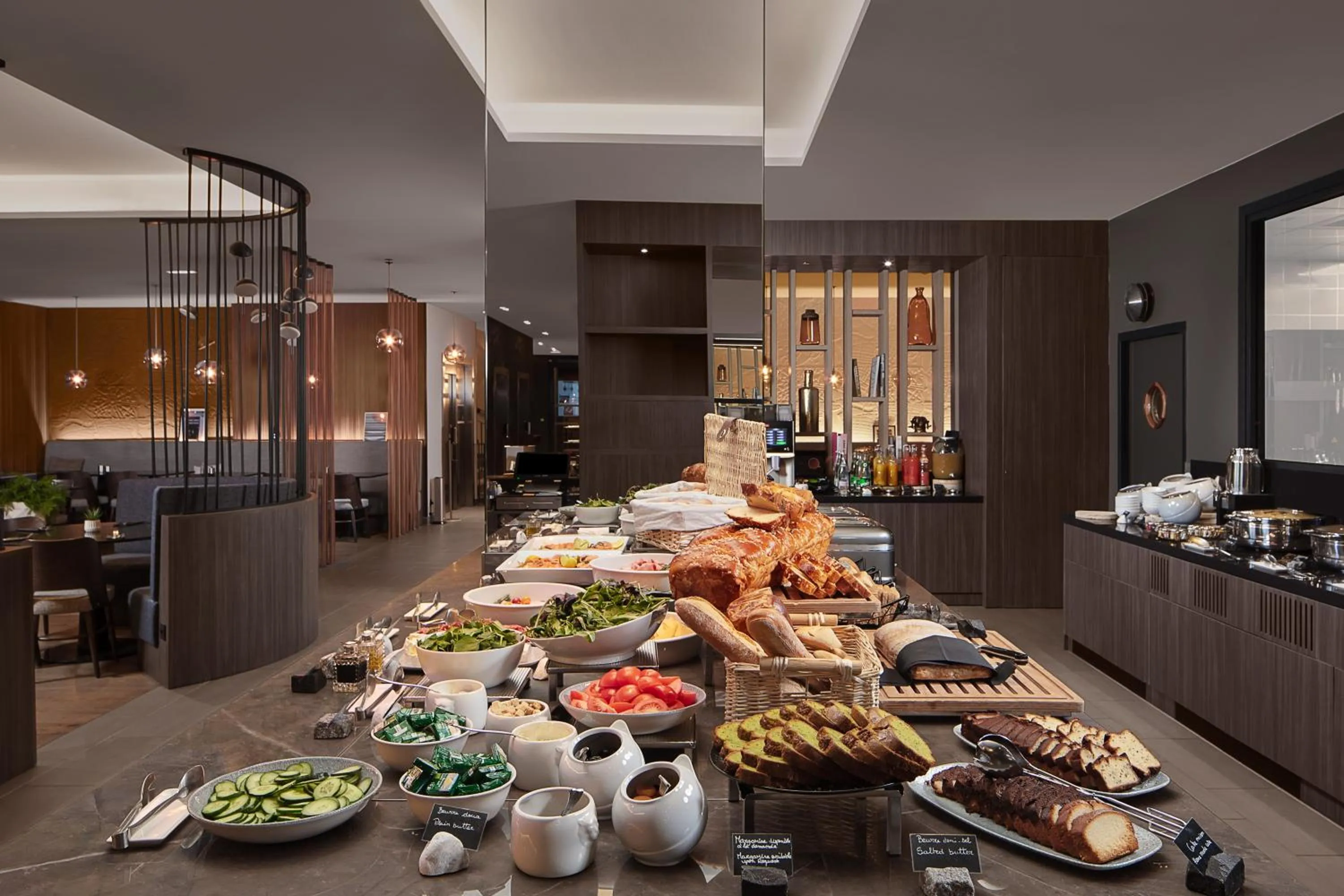 Staff in Courtyard by Marriott Paris Porte de Versailles