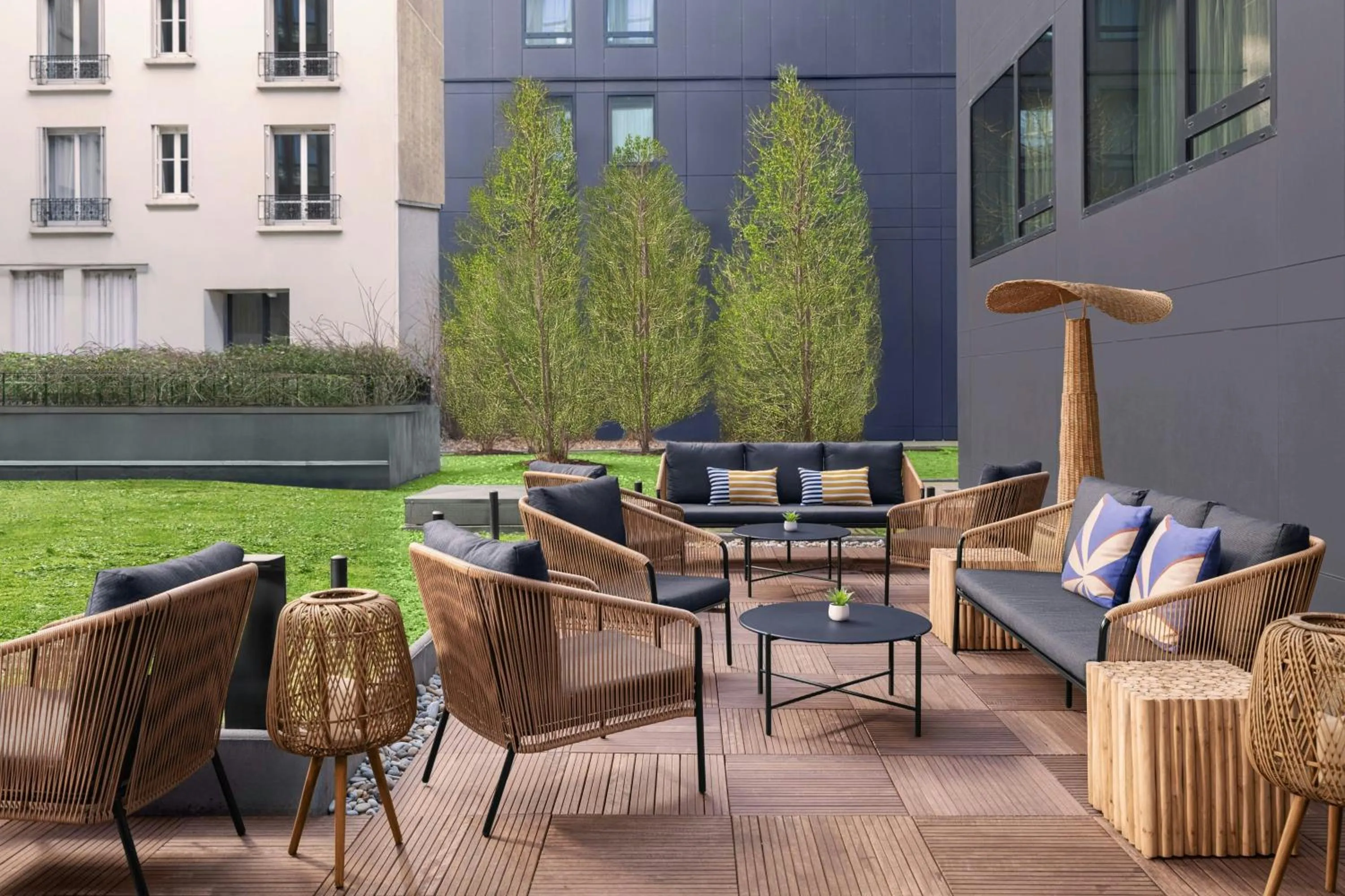 Lounge or bar in Courtyard by Marriott Paris Porte de Versailles