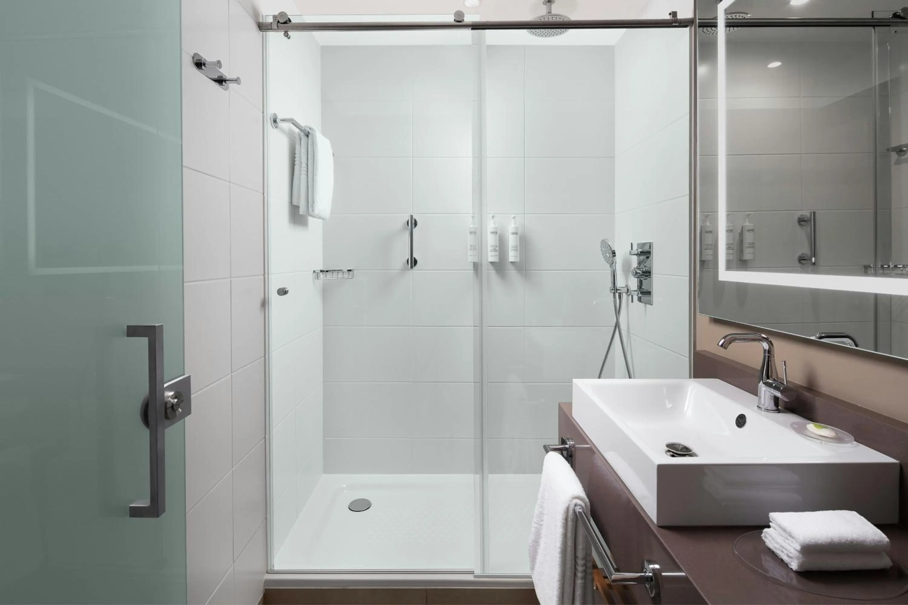 Photo of the whole room, Bed in Courtyard by Marriott Paris Porte de Versailles