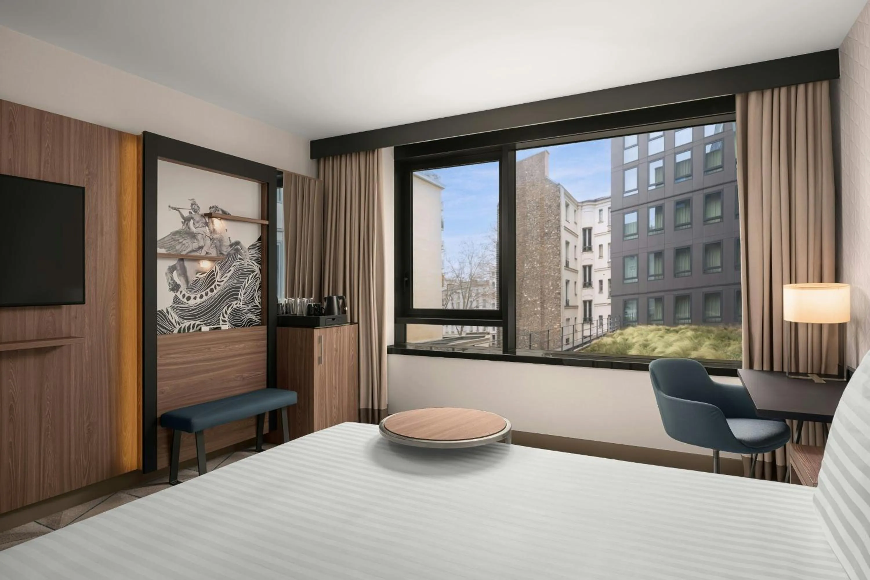 Photo of the whole room, Bed in Courtyard by Marriott Paris Porte de Versailles