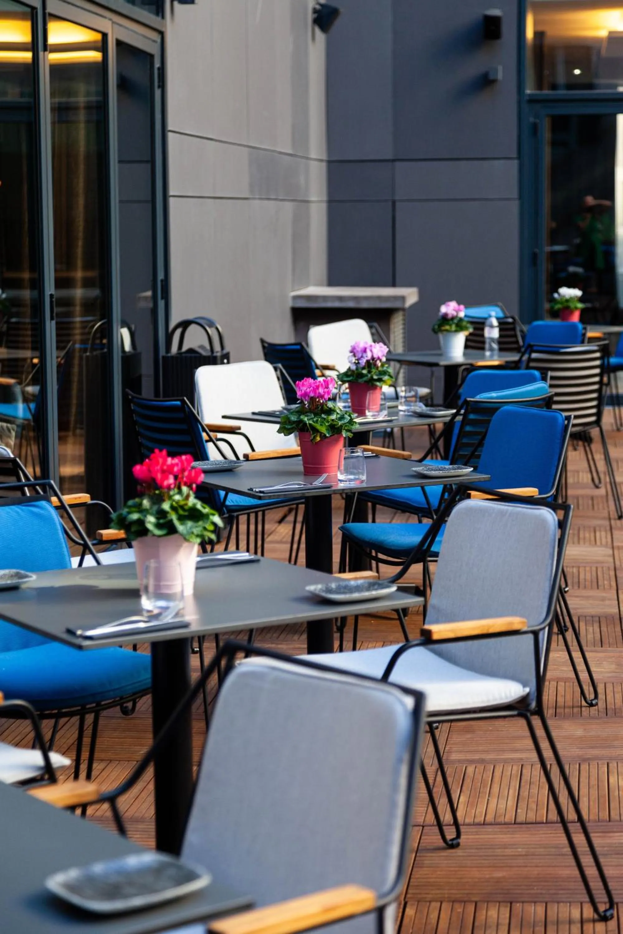Patio in Courtyard by Marriott Paris Porte de Versailles