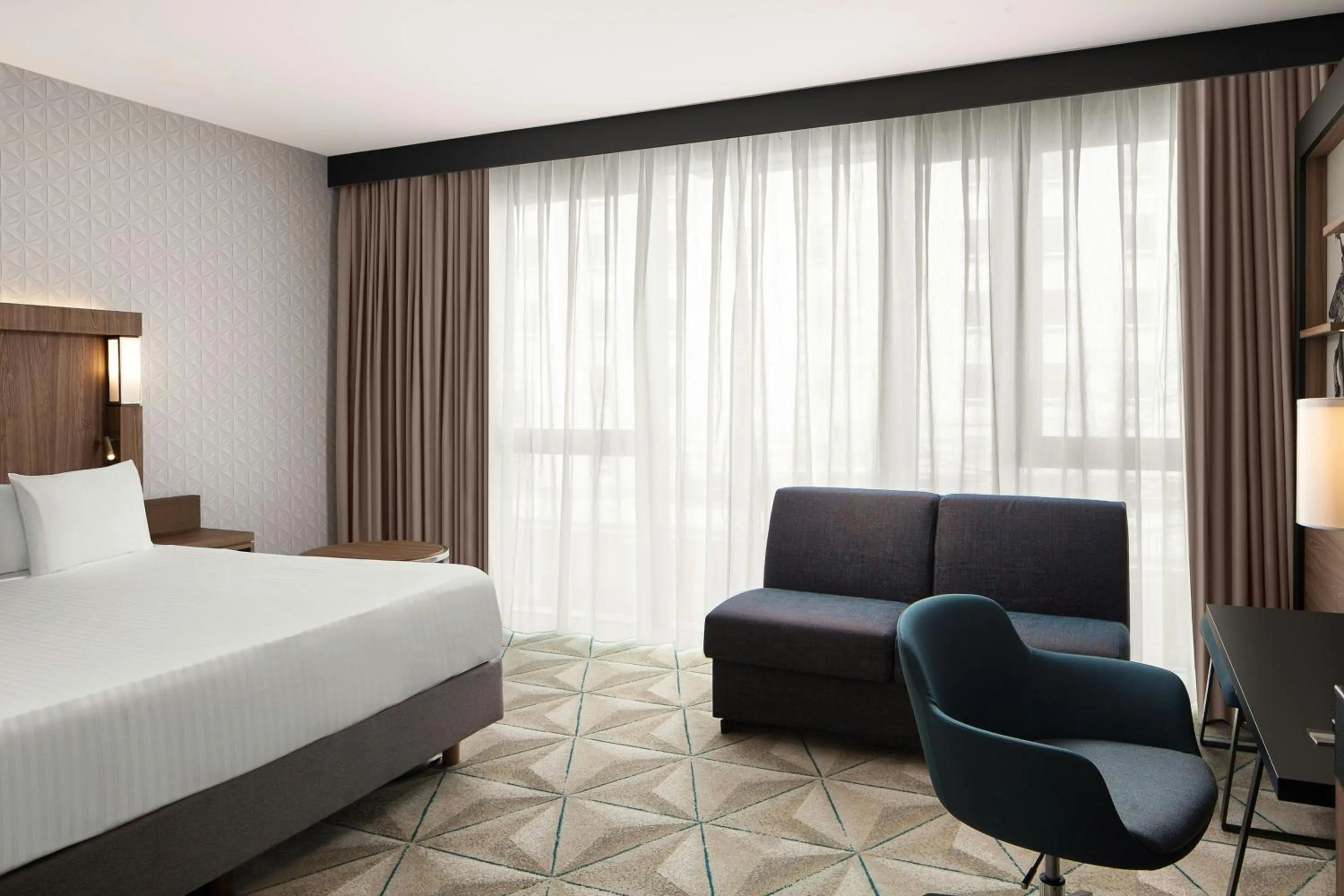 Bedroom, Bed in Courtyard by Marriott Paris Porte de Versailles