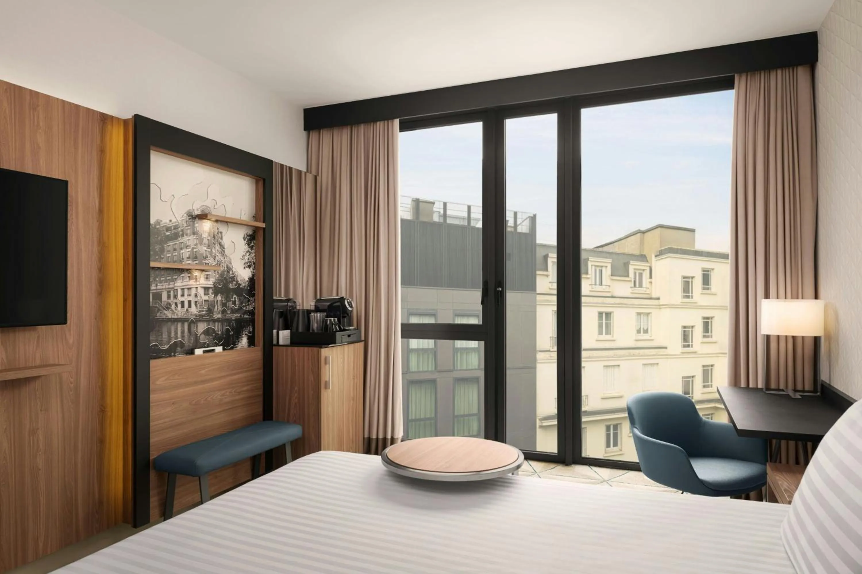 Photo of the whole room, Bed in Courtyard by Marriott Paris Porte de Versailles