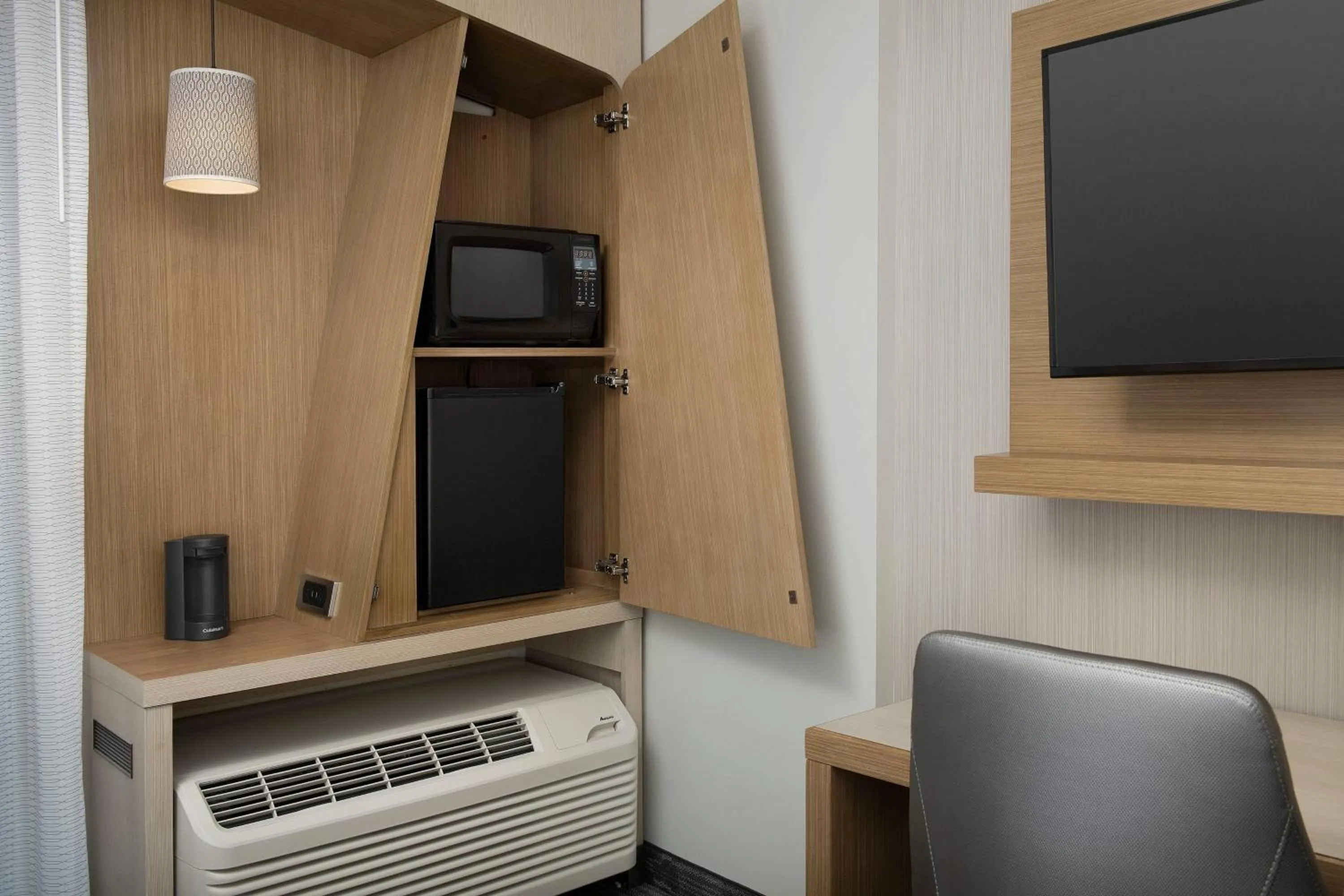 Photo of the whole room in Courtyard Portland East