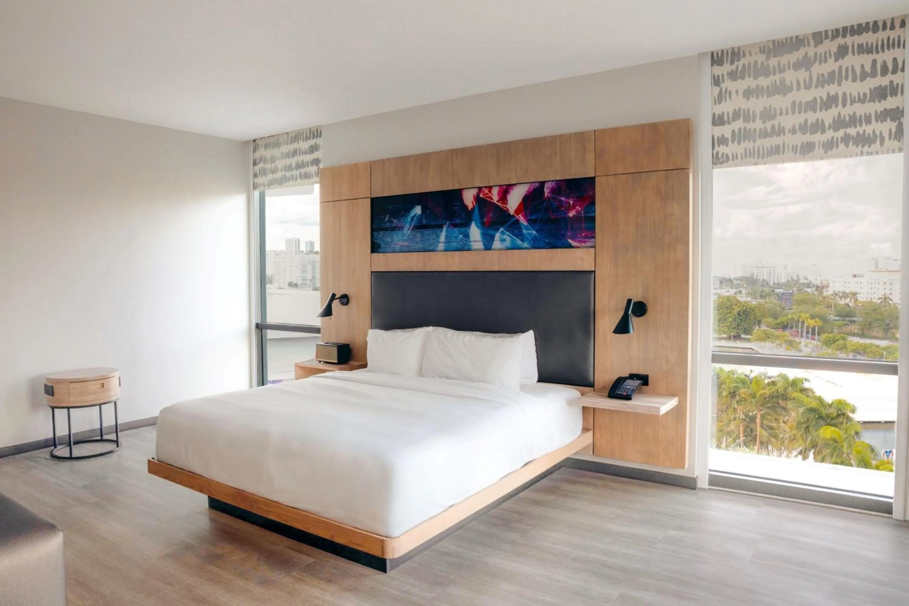 Photo of the whole room, Bed in Aloft San Juan