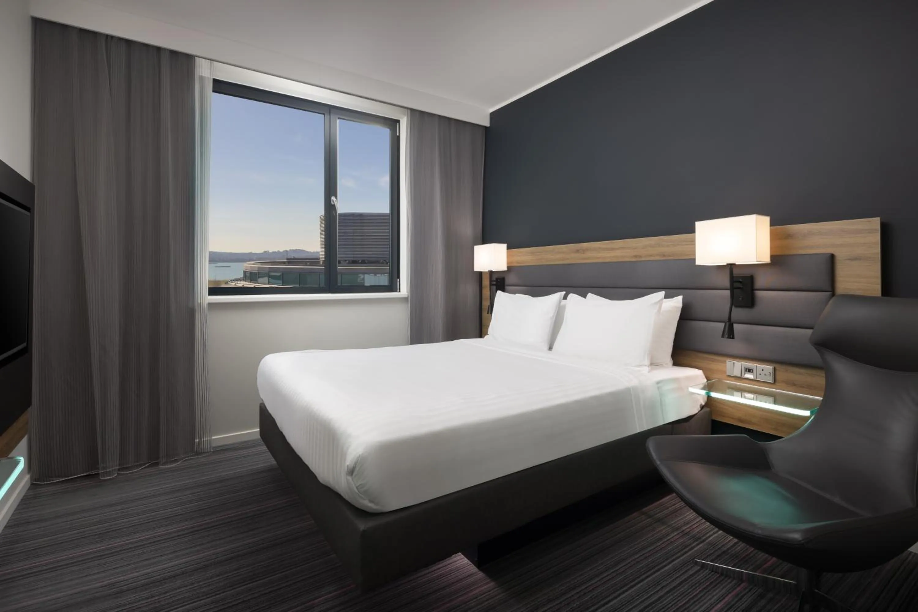 View (from property/room), Bed in Moxy Southampton