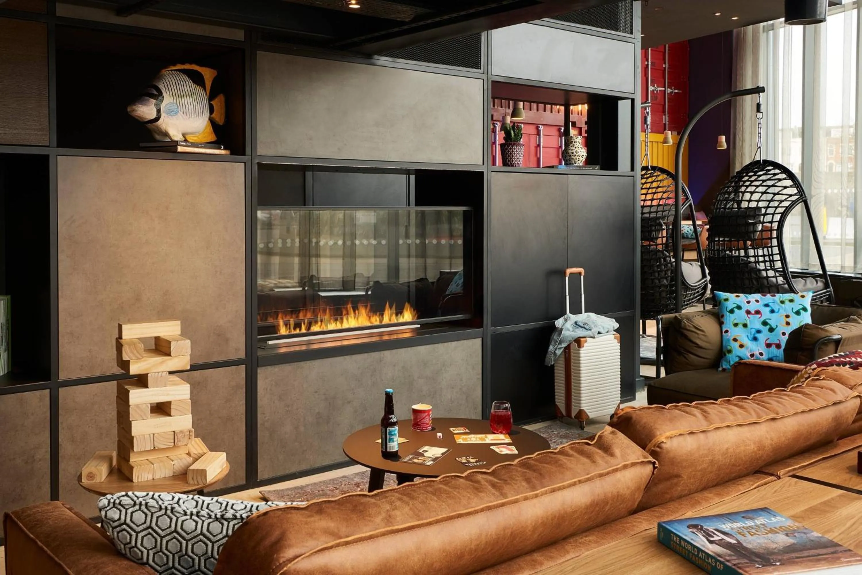 Living room in Moxy Southampton