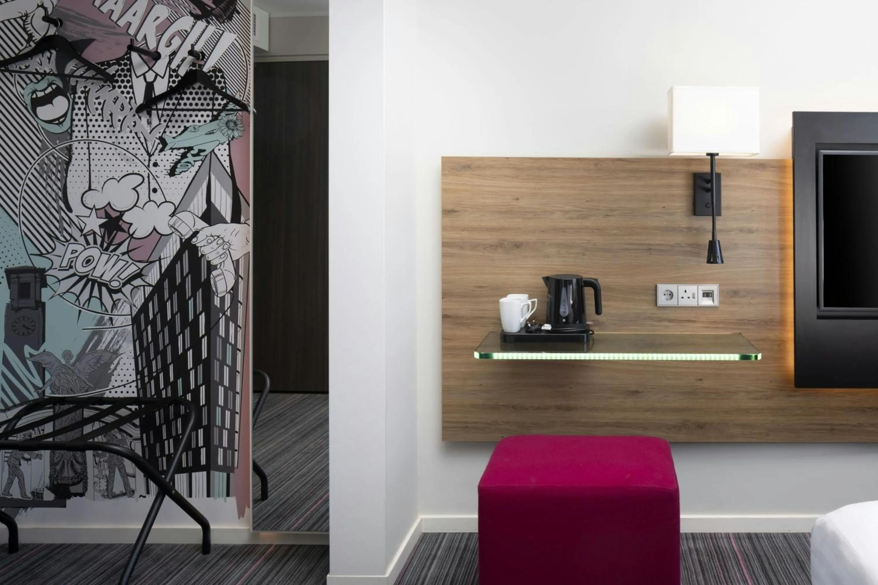 Photo of the whole room in Moxy Southampton