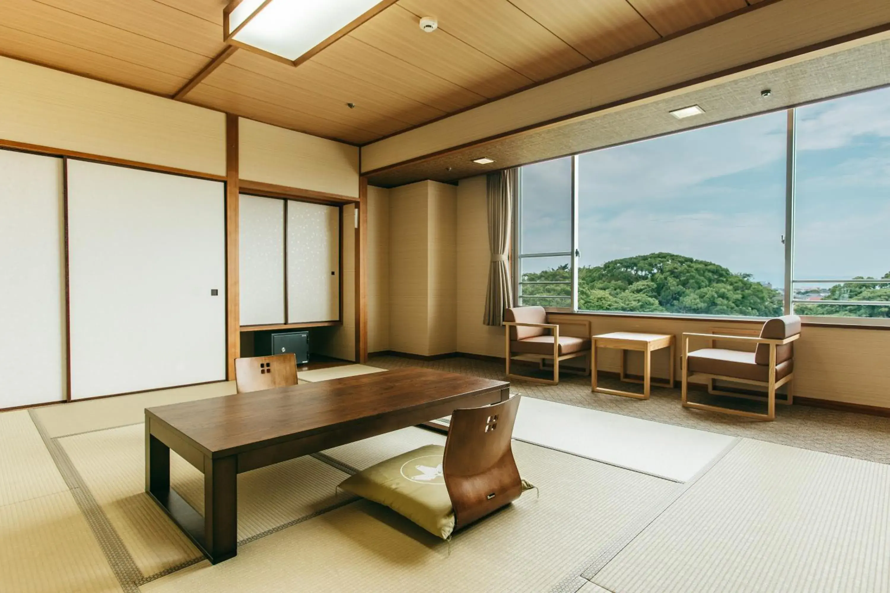 Japanese-style Room with 10 Tatami (MAX 5 Adults) - single occupancy in KAMENOI HOTEL Yanagawa Japanese-style Room with 10 Tatami (MAX 5 Adults) - single occupancy in KAMENOI HOTEL Yanagawa