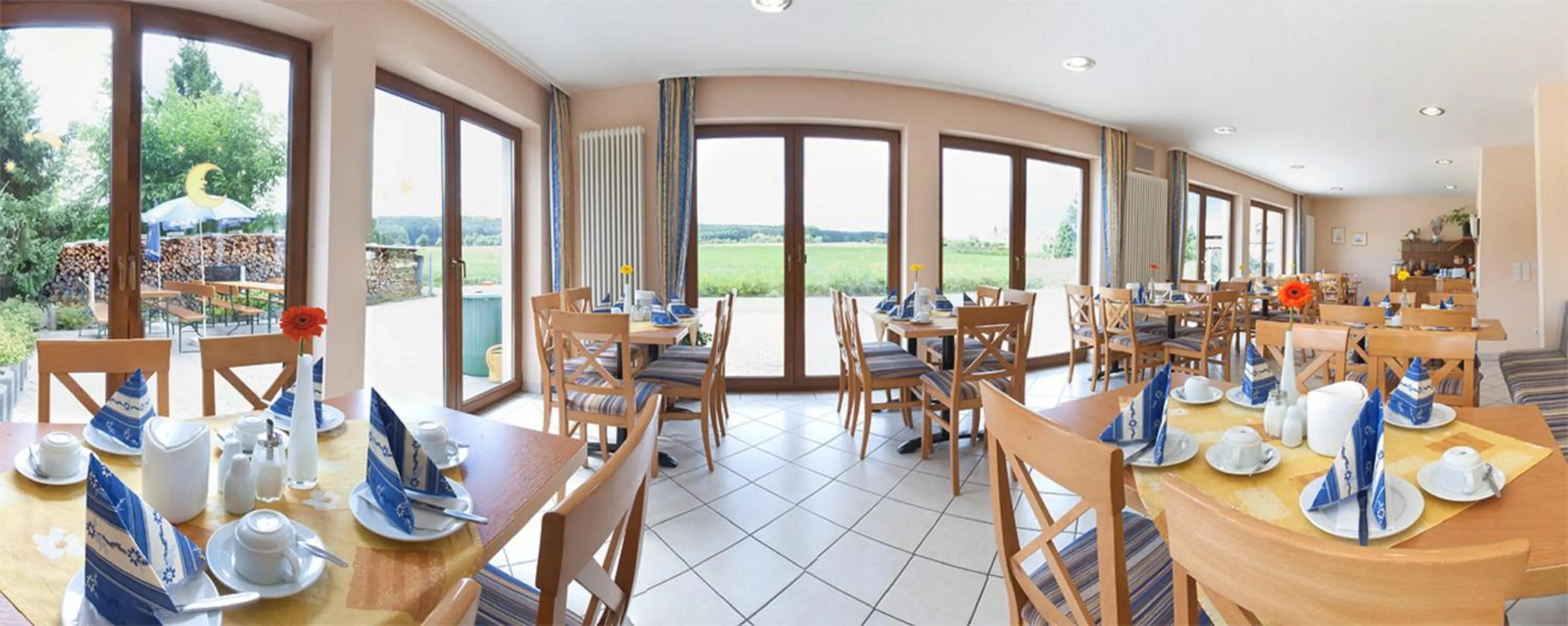 Restaurant/places to eat in Annas Gästehaus