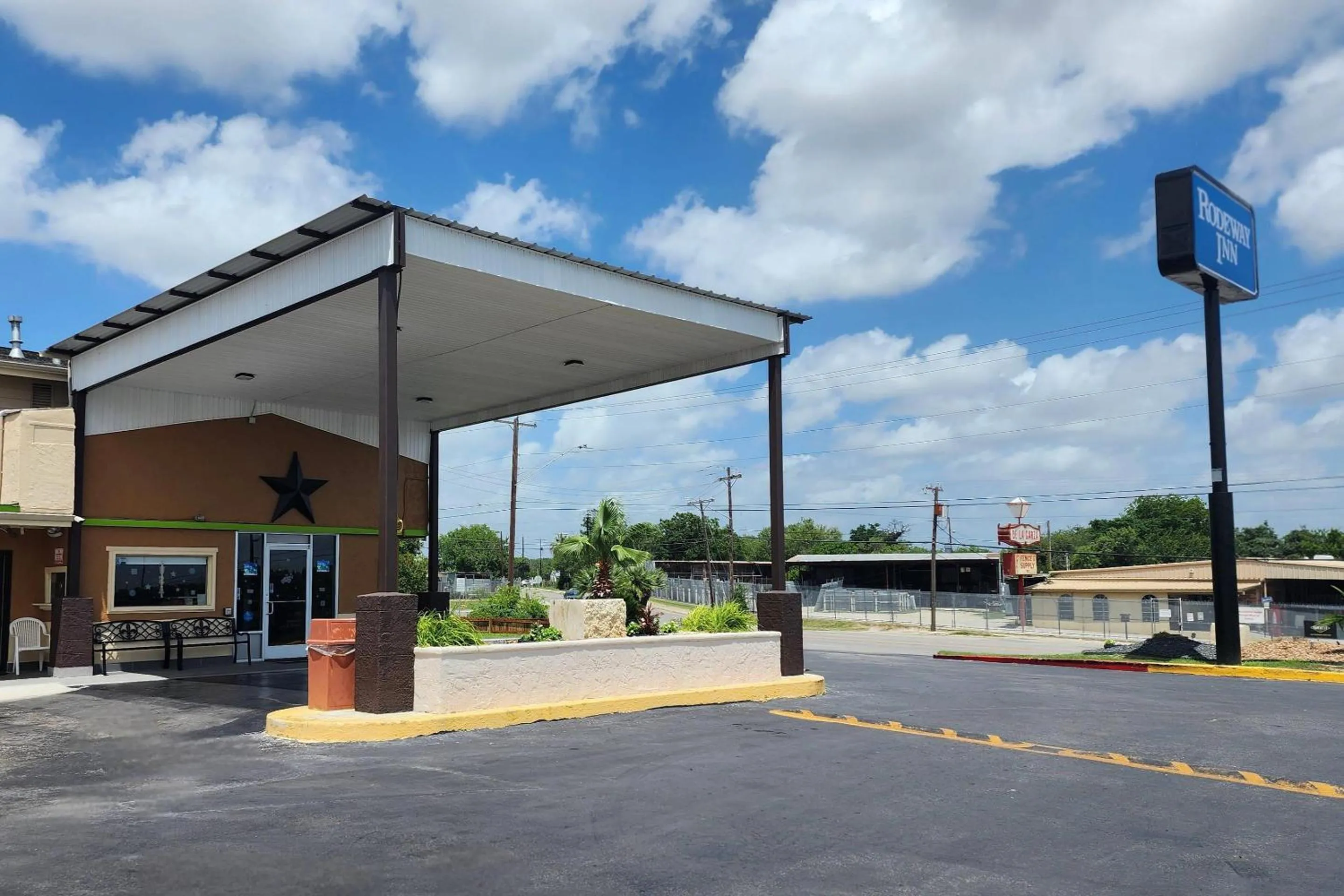 Property building in Rodeway Inn San Antonio Lackland AFB - SeaWorld