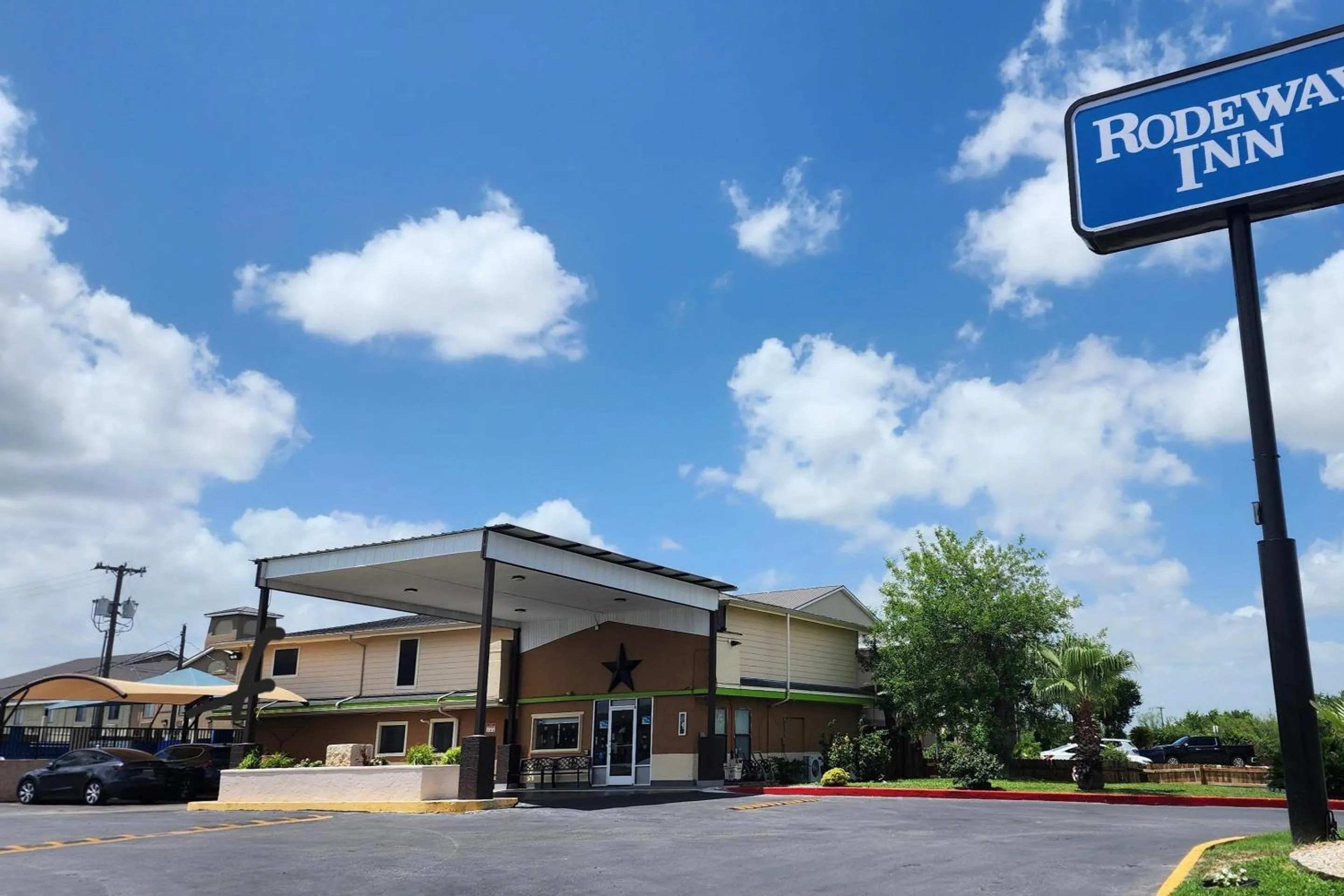 Property building in Rodeway Inn San Antonio Lackland AFB - SeaWorld