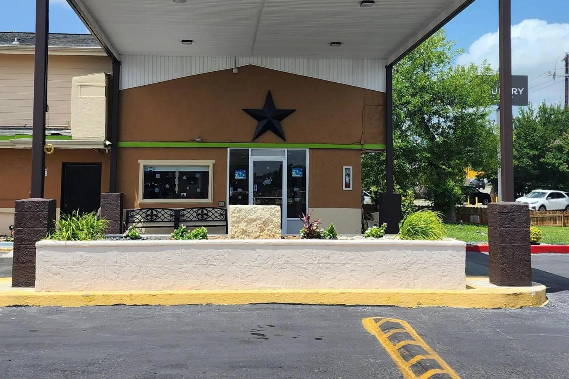 Property building in Rodeway Inn San Antonio Lackland AFB - SeaWorld