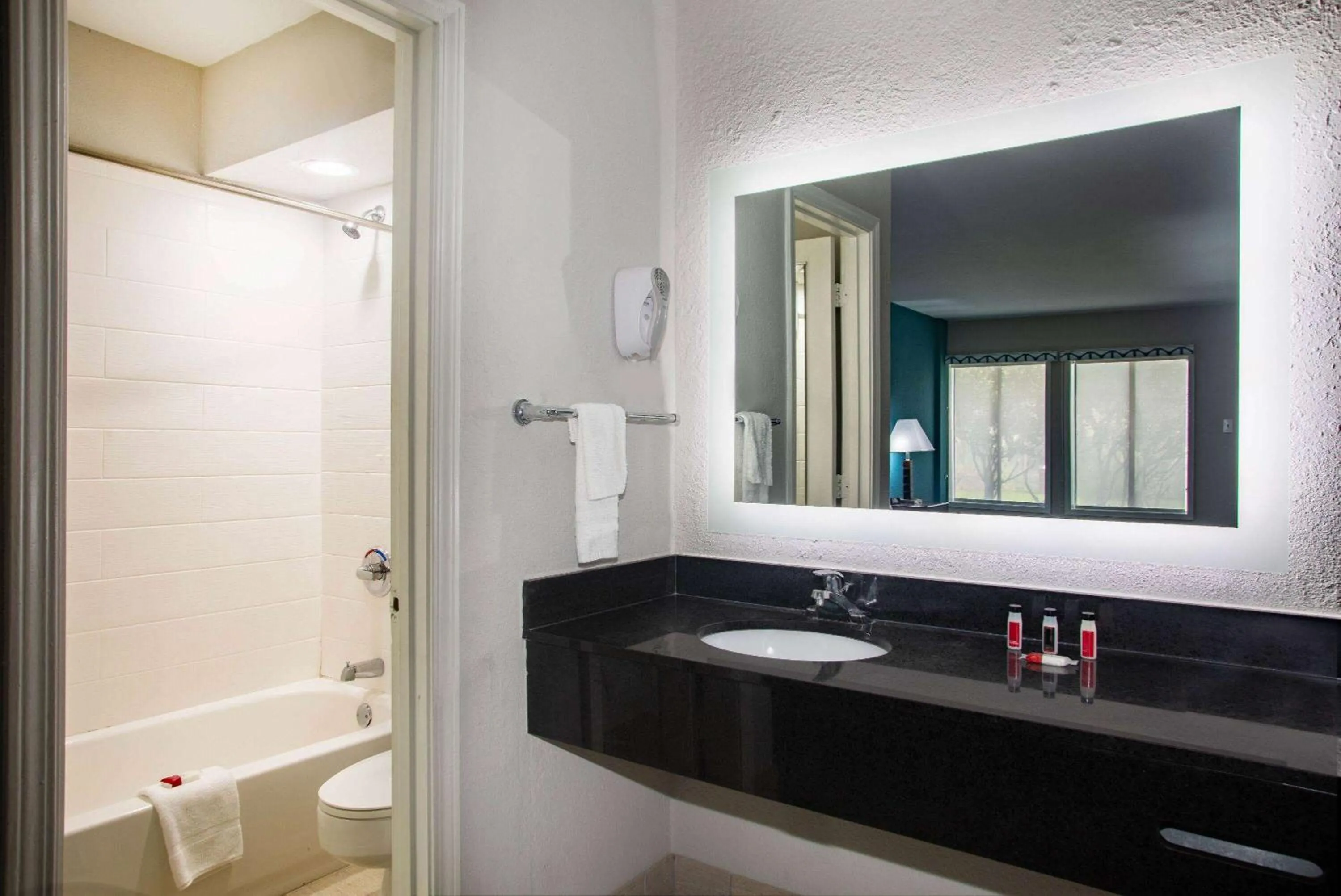 TV and multimedia in Days Inn by Wyndham Mobile I-65