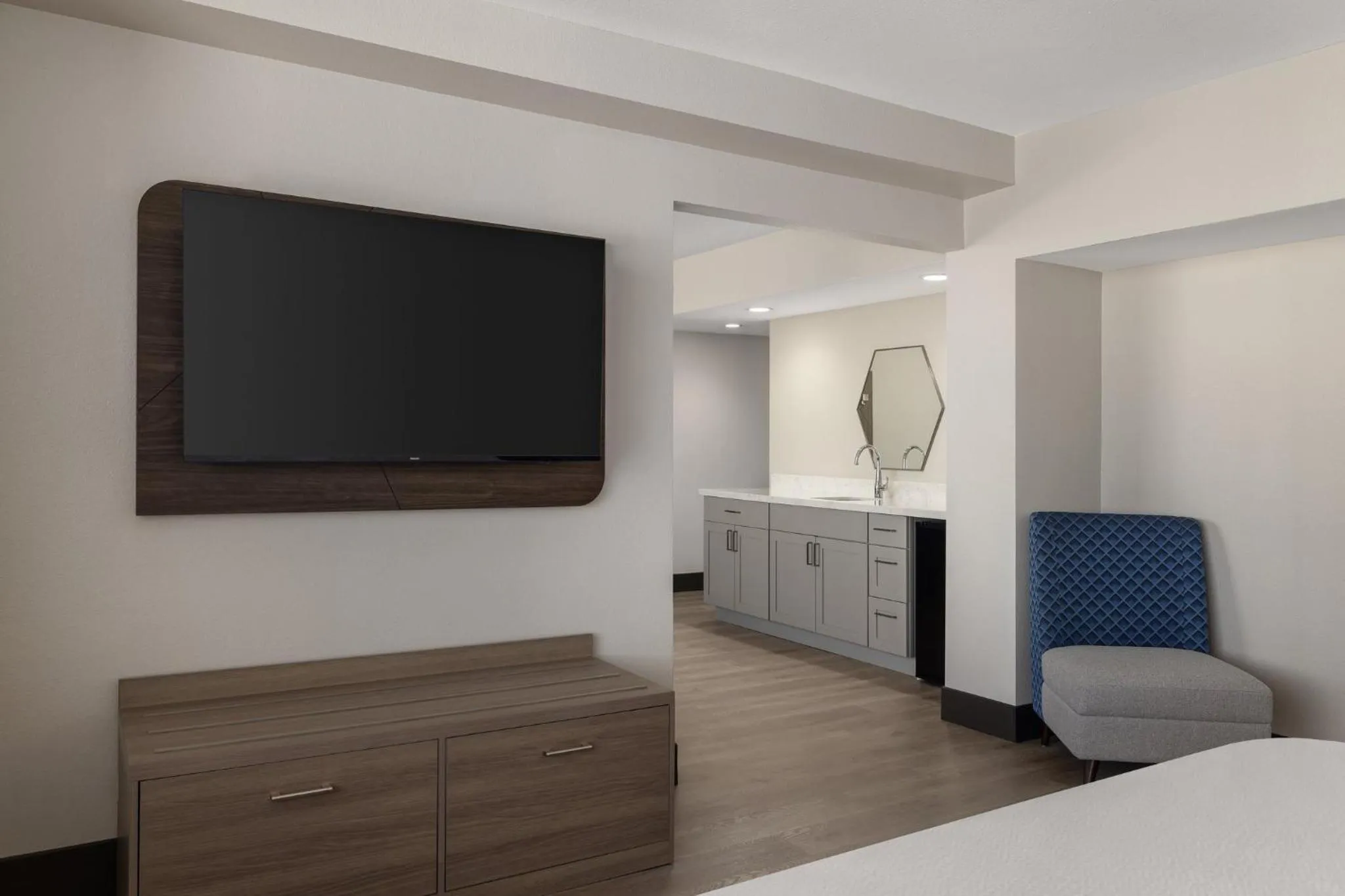 Photo of the whole room, Bed in Holiday Inn Express & Suites Phoenix - Midtown, an IHG Hotel