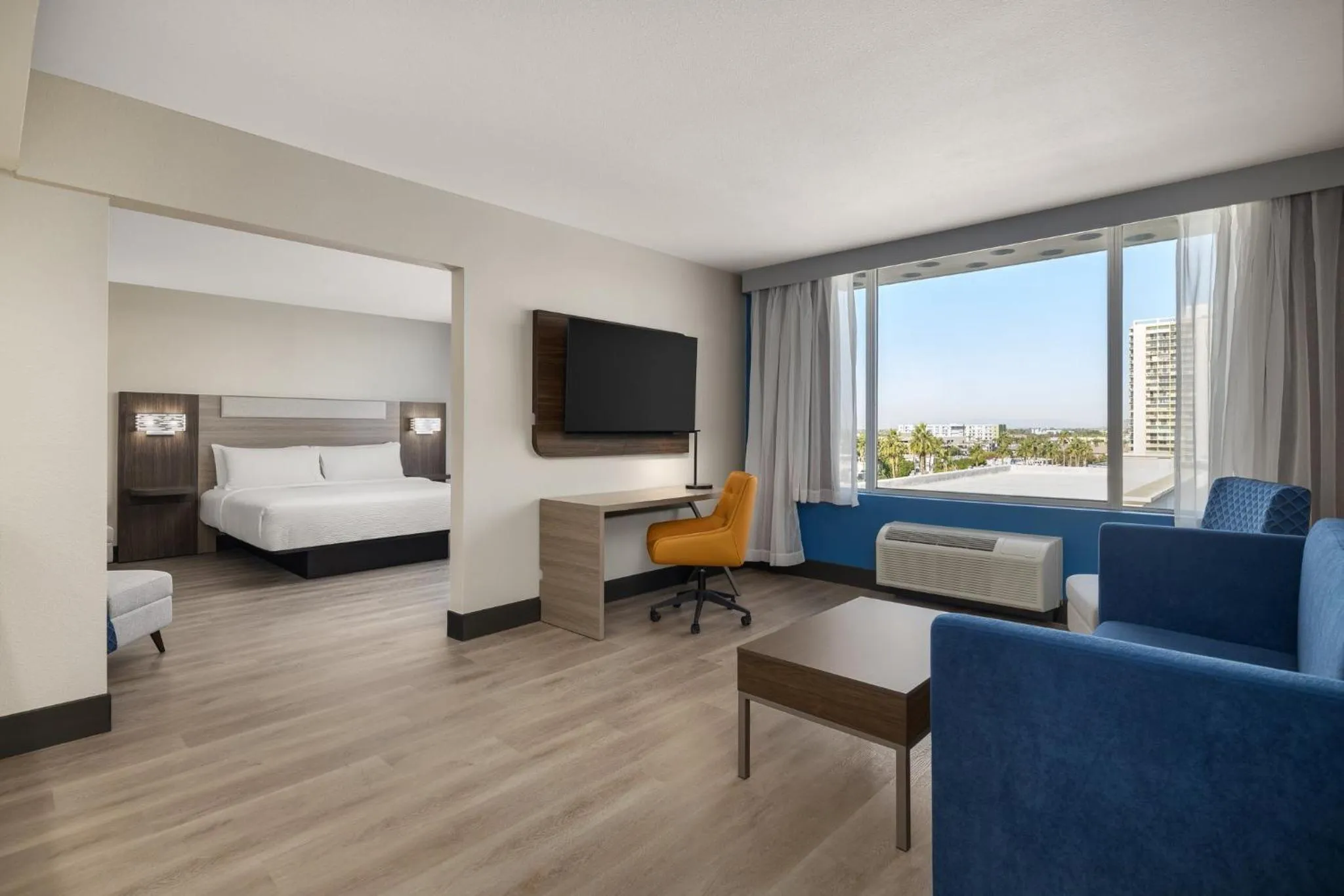 Photo of the whole room, Bed in Holiday Inn Express & Suites Phoenix - Midtown, an IHG Hotel