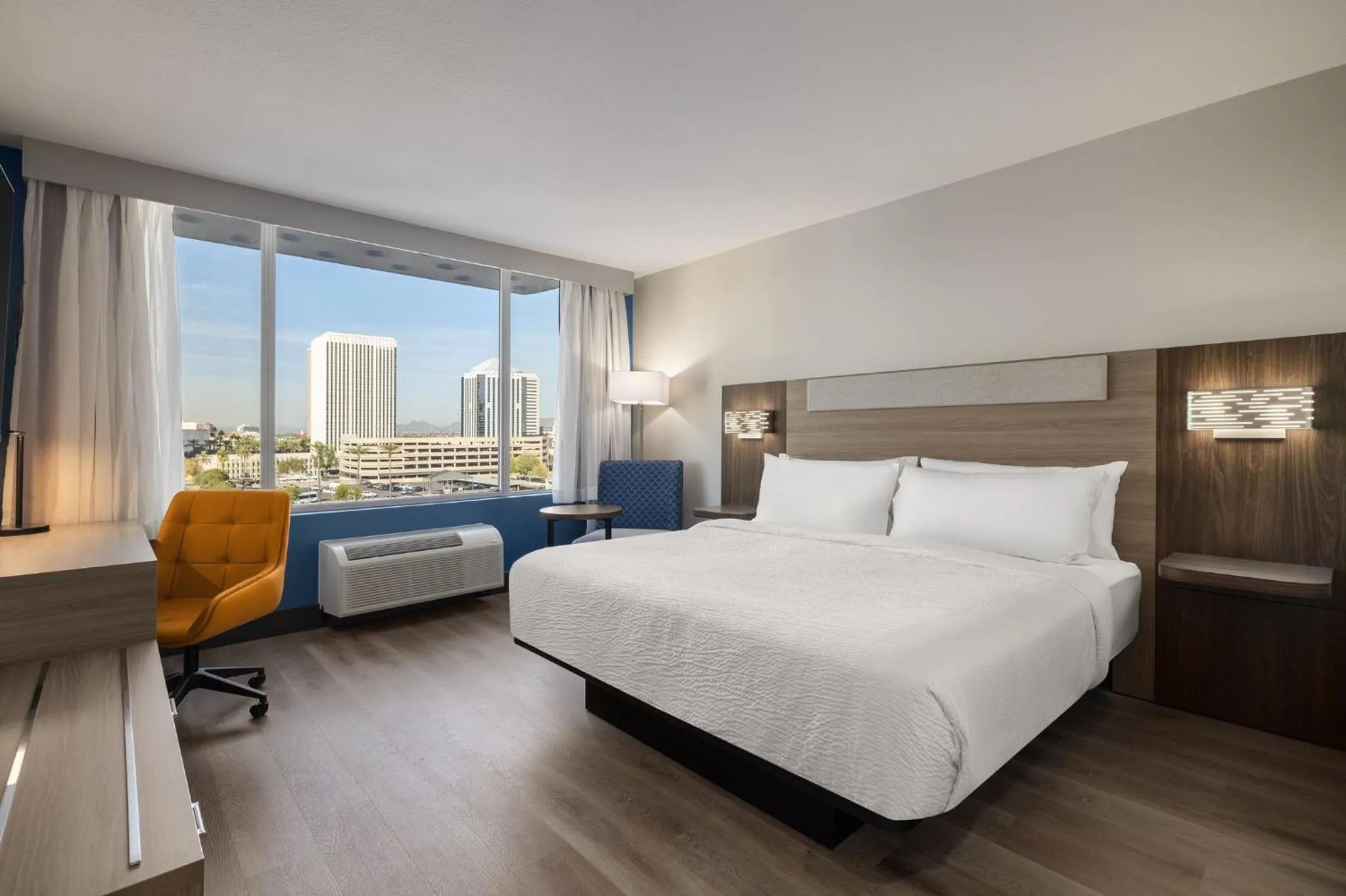 Photo of the whole room, Bed in Holiday Inn Express & Suites Phoenix - Midtown, an IHG Hotel