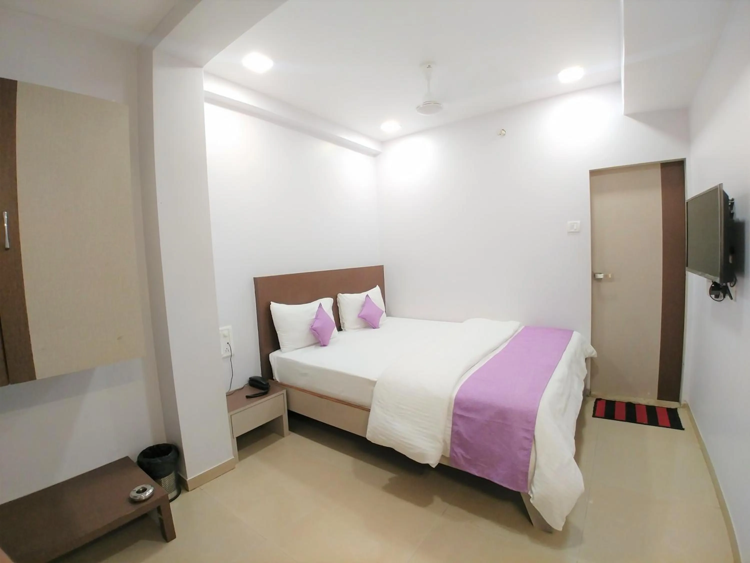 Bed in Hotel Matruchhaya Lonavala - Near Loanvala Station - Quality and Comfort