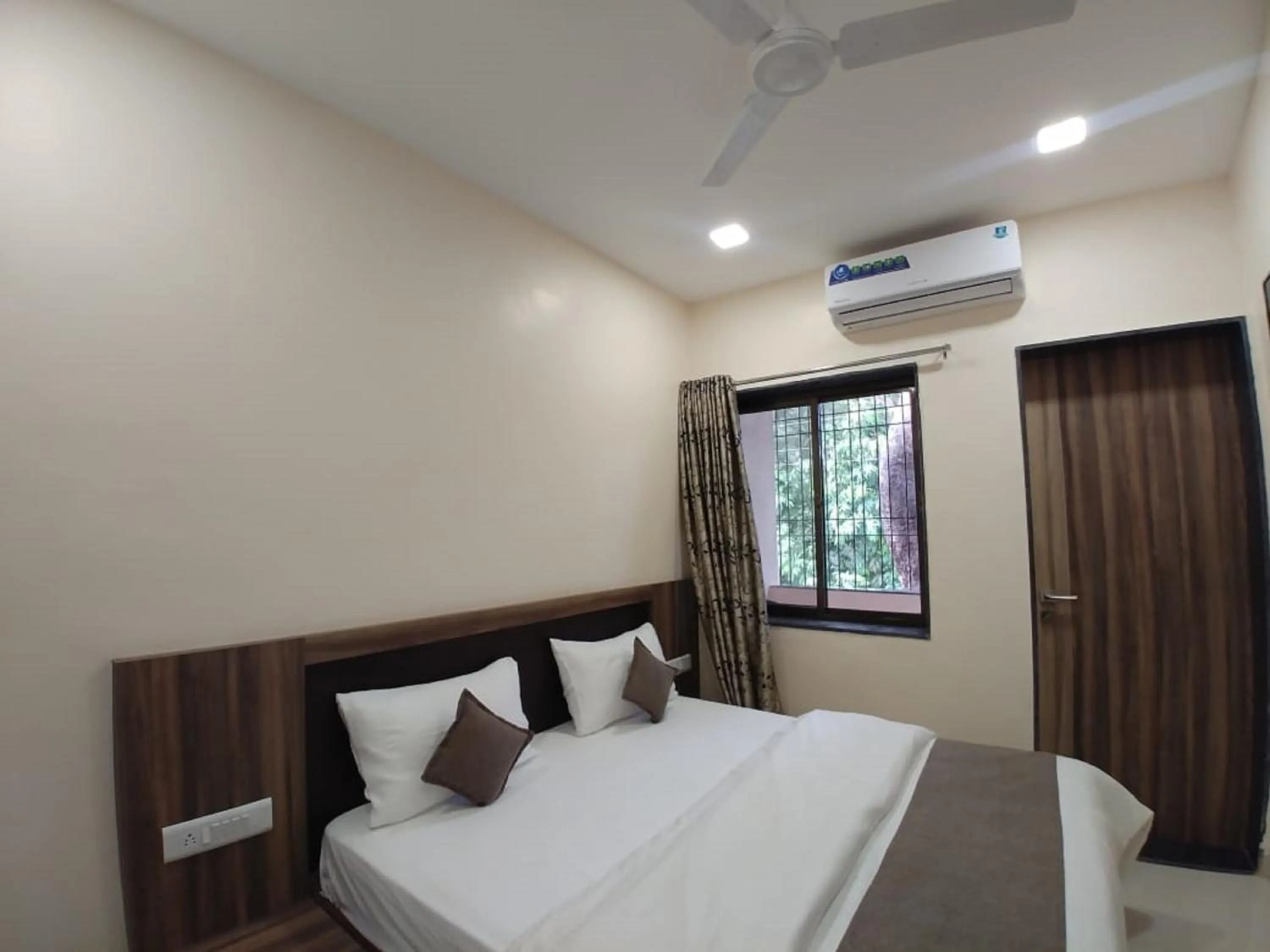 Bed in Hotel Matruchhaya Lonavala - Near Loanvala Station - Quality and Comfort