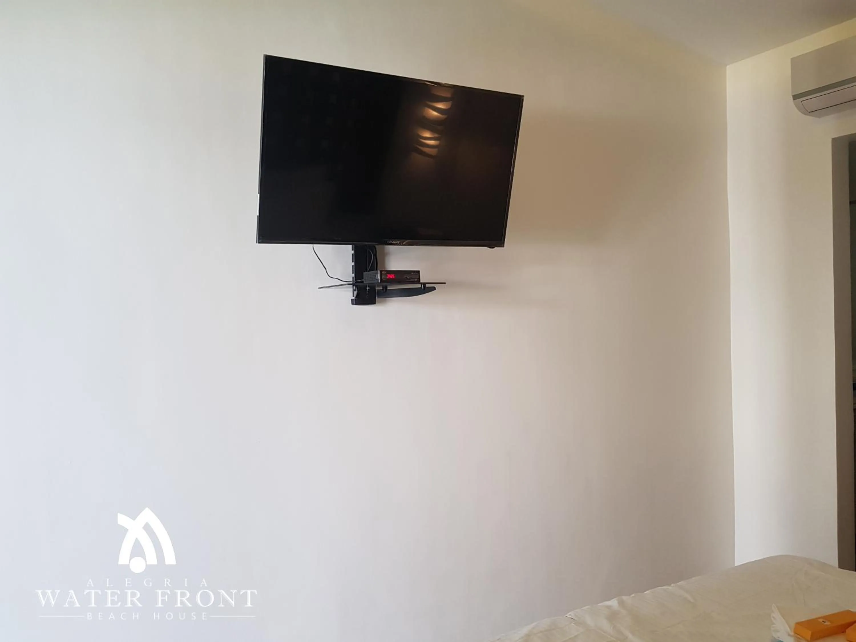 TV and multimedia in Alegria Water Front Beach House