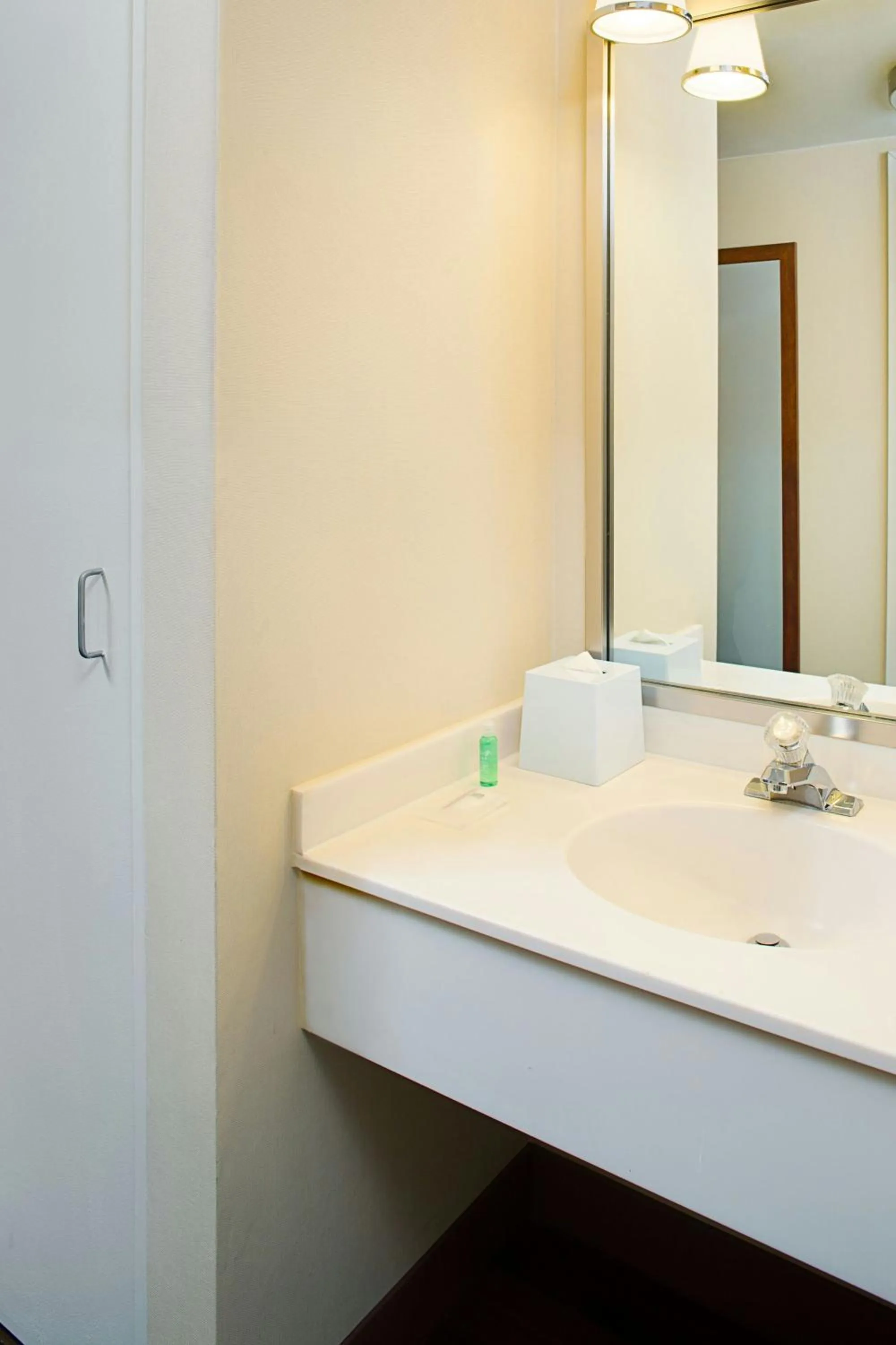 Bathroom in Four Points by Sheraton Philadelphia Airport