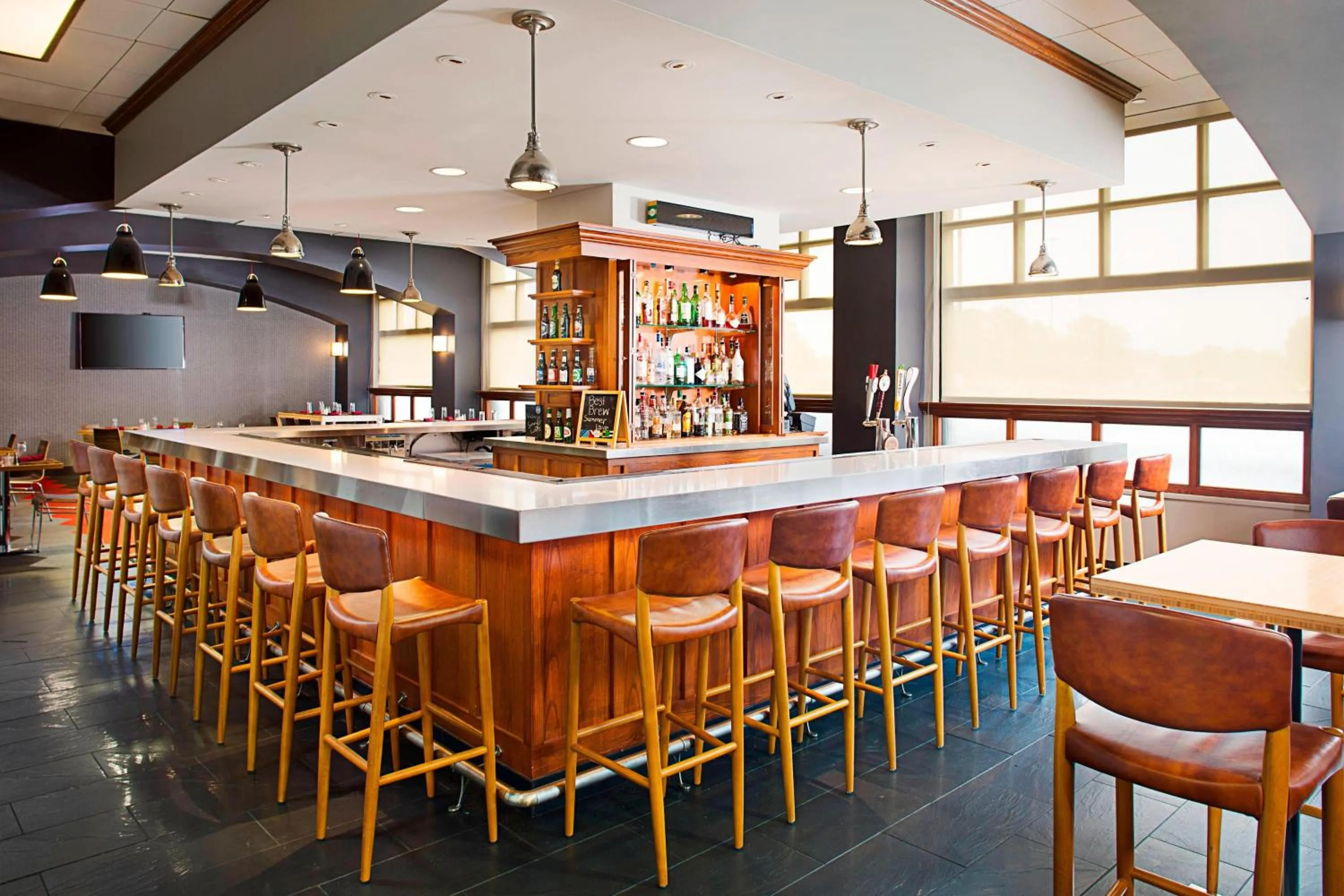 Lounge or bar in Four Points by Sheraton Philadelphia Airport