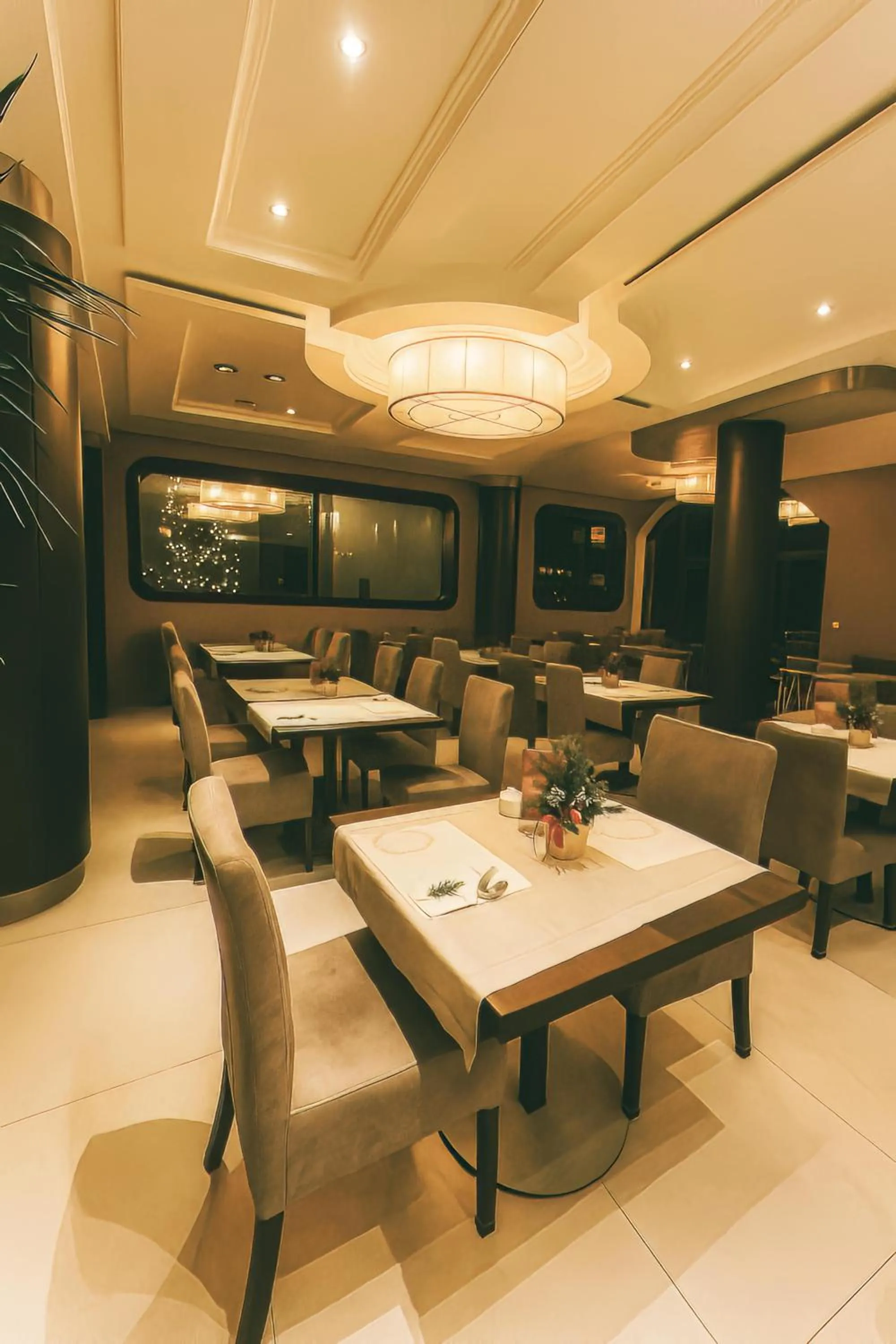 Restaurant/places to eat in Hotel Era