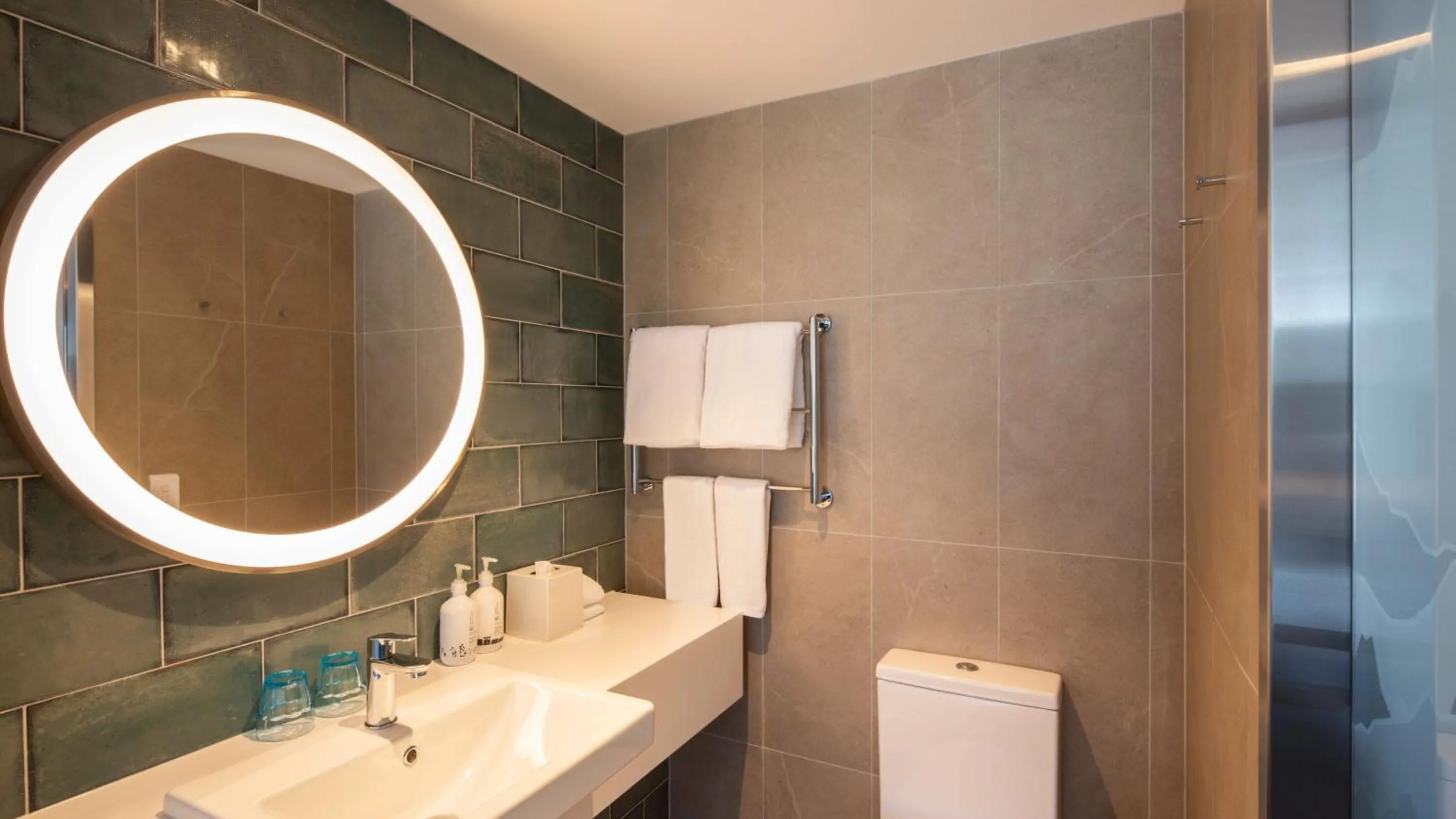 Photo of the whole room in Holiday Inn Express & Suites Queenstown by IHG