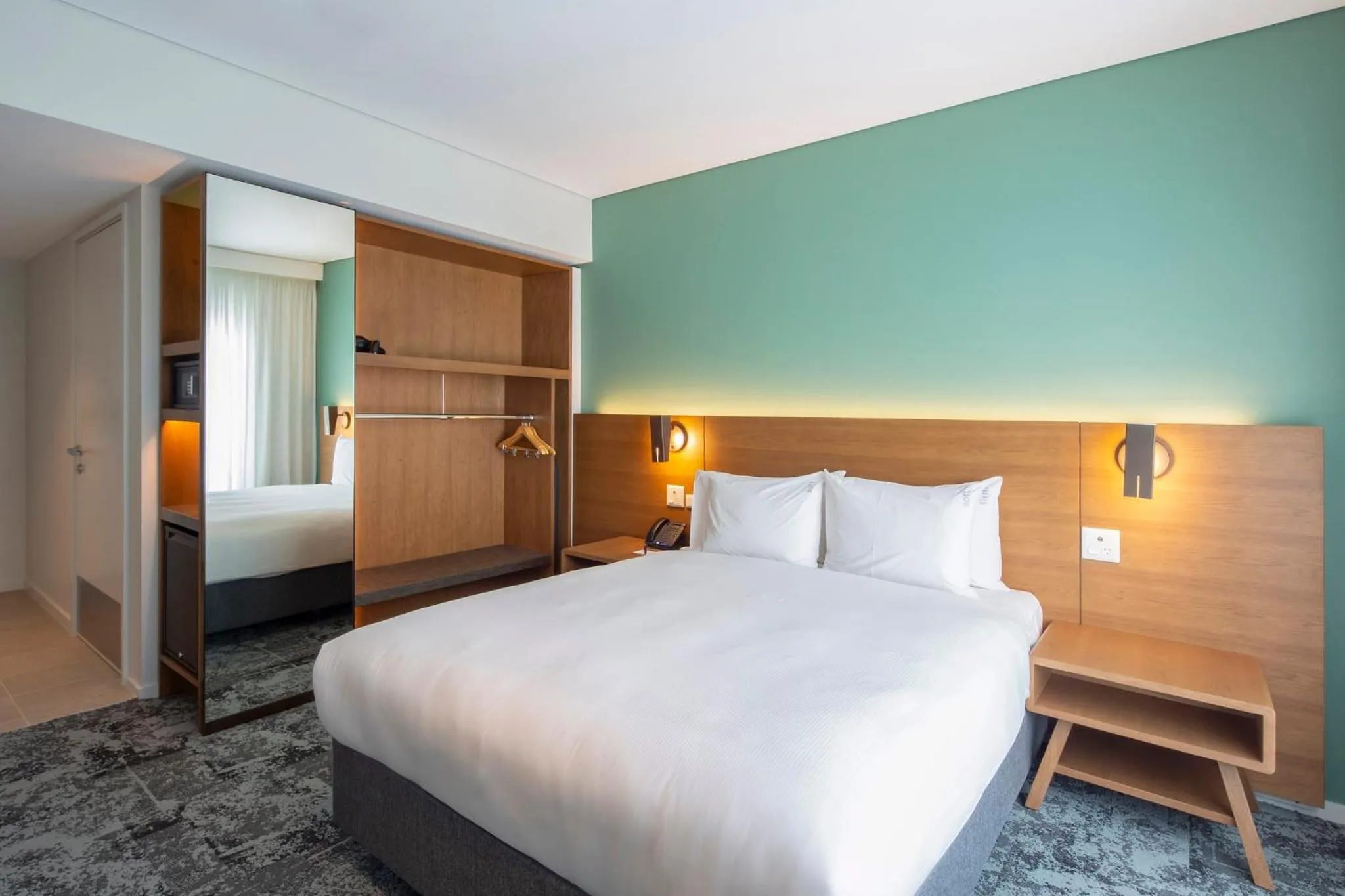 Photo of the whole room, Bed in Holiday Inn Express & Suites Queenstown by IHG