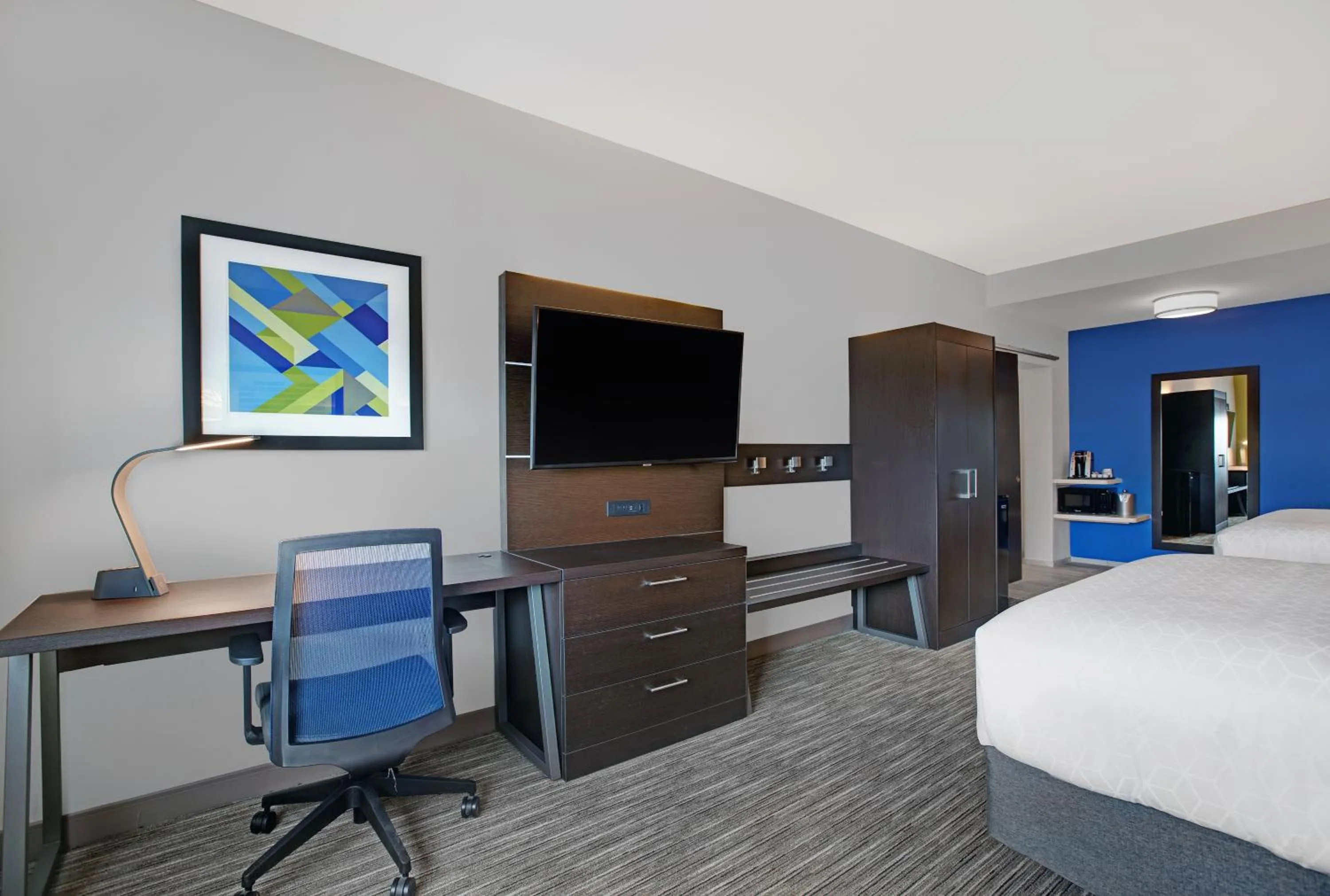 Bedroom, Bed in Holiday Inn Express & Suites - Milwaukee - Brookfield by IHG