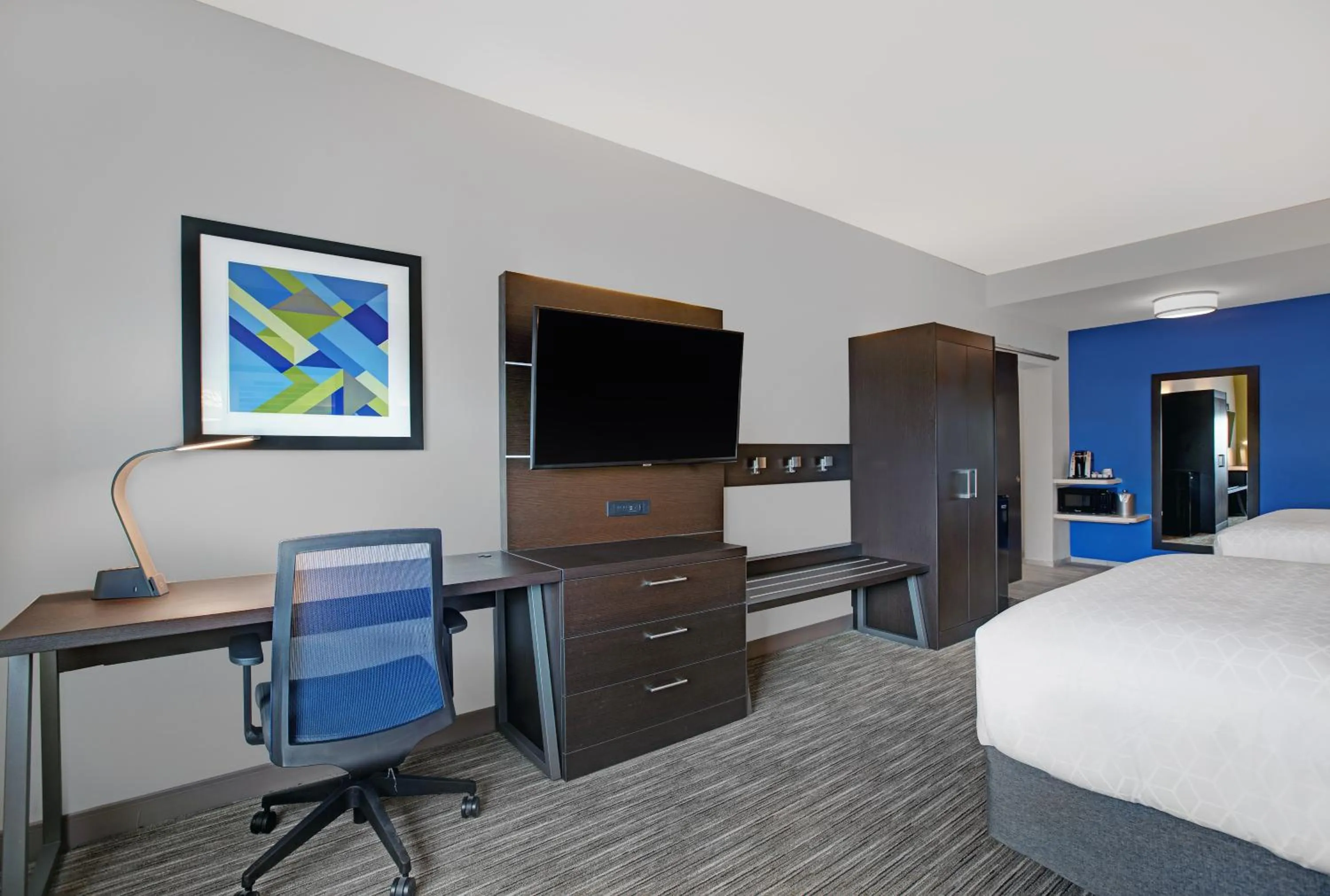 Photo of the whole room, Bed in Holiday Inn Express & Suites - Milwaukee - Brookfield by IHG