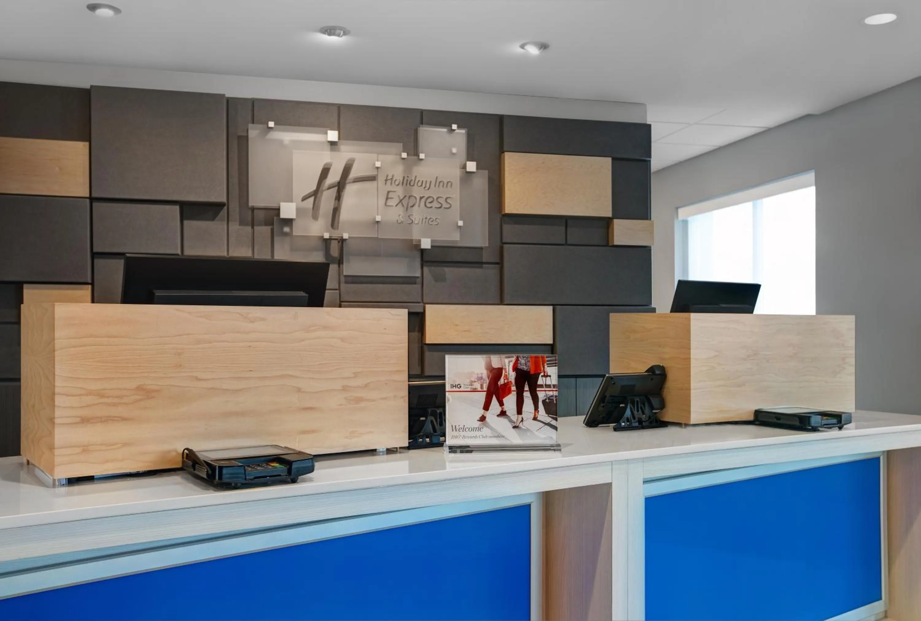 Lobby or reception in Holiday Inn Express & Suites - Milwaukee - Brookfield by IHG