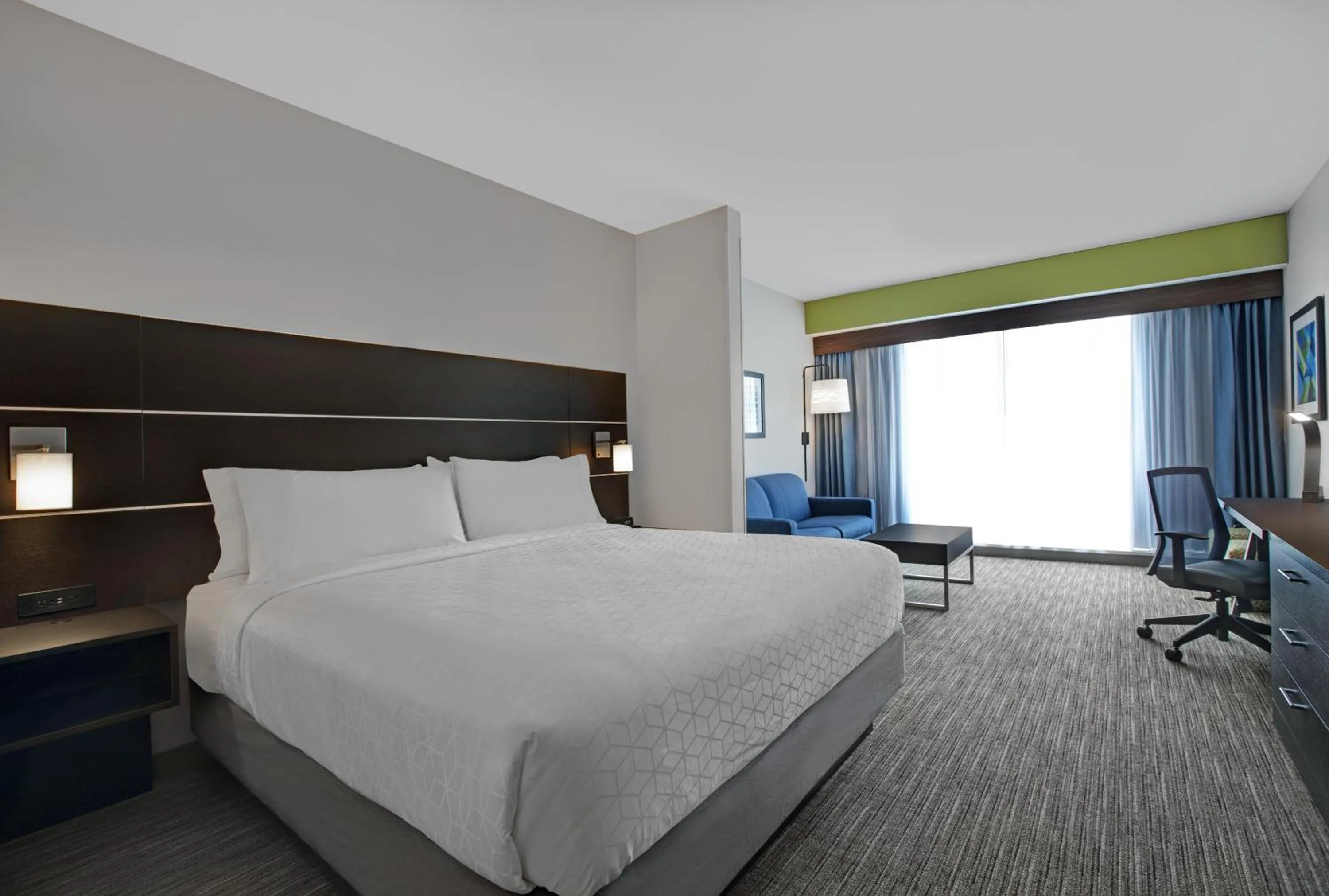 Bed in Holiday Inn Express & Suites - Milwaukee - Brookfield by IHG