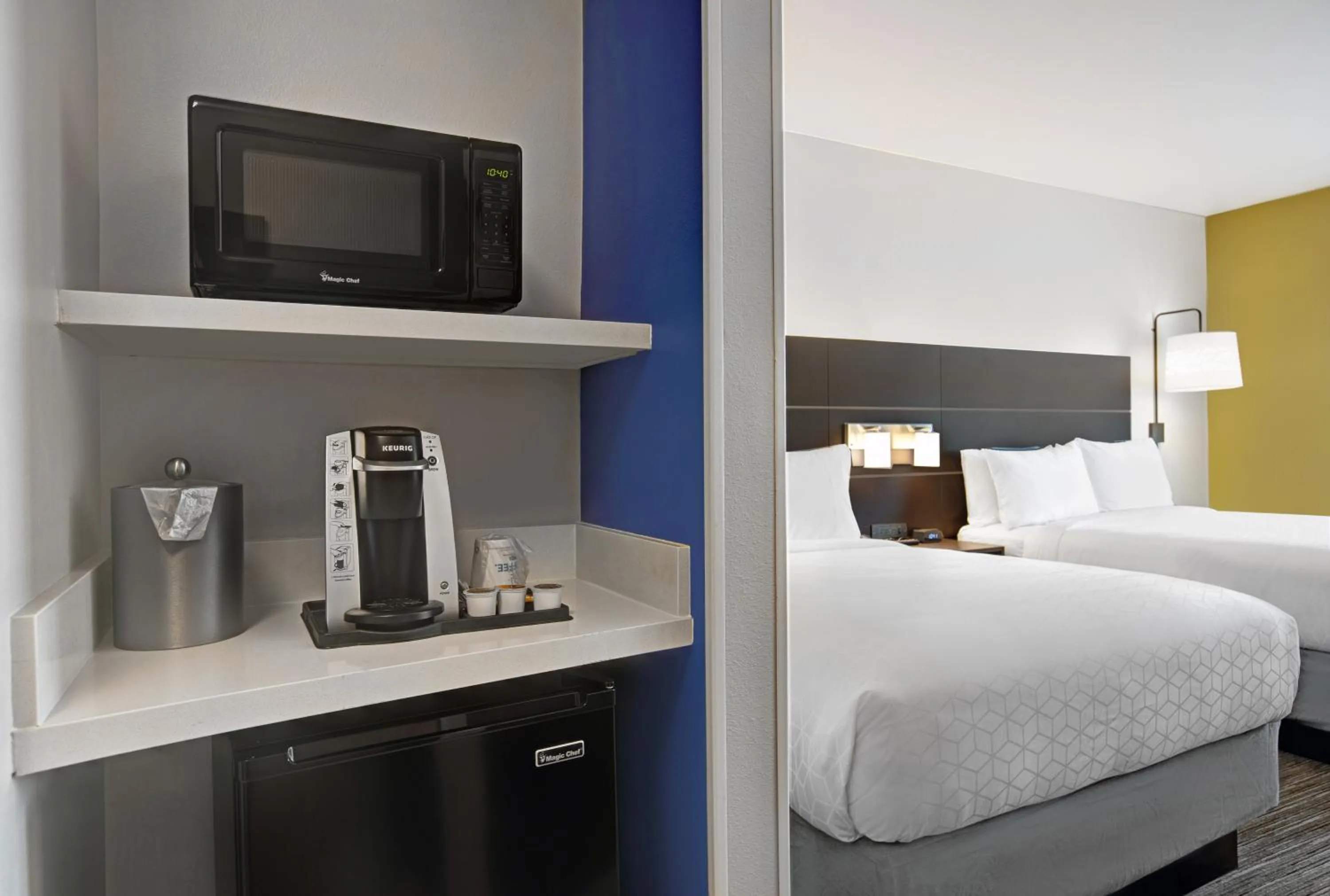 Coffee/tea facilities, Bed in Holiday Inn Express & Suites - Milwaukee - Brookfield by IHG