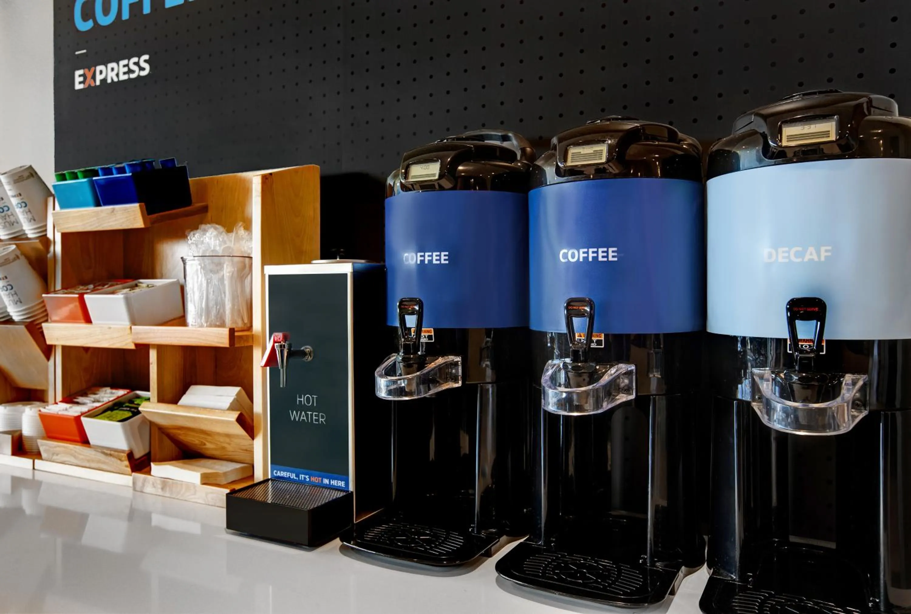 Coffee/tea facilities in Holiday Inn Express & Suites - Milwaukee - Brookfield by IHG