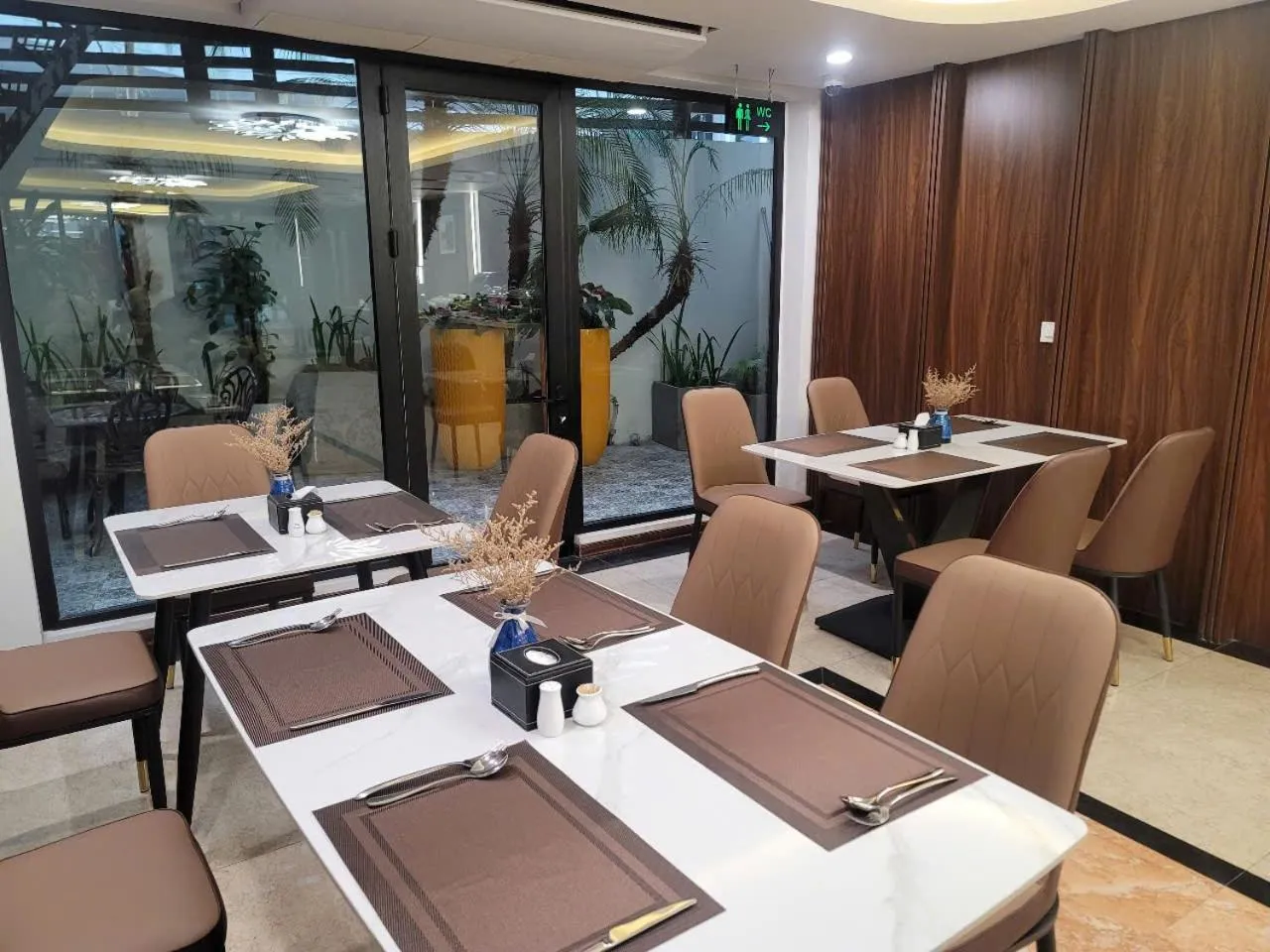 Restaurant/places to eat in Luxor Boutique Hotel