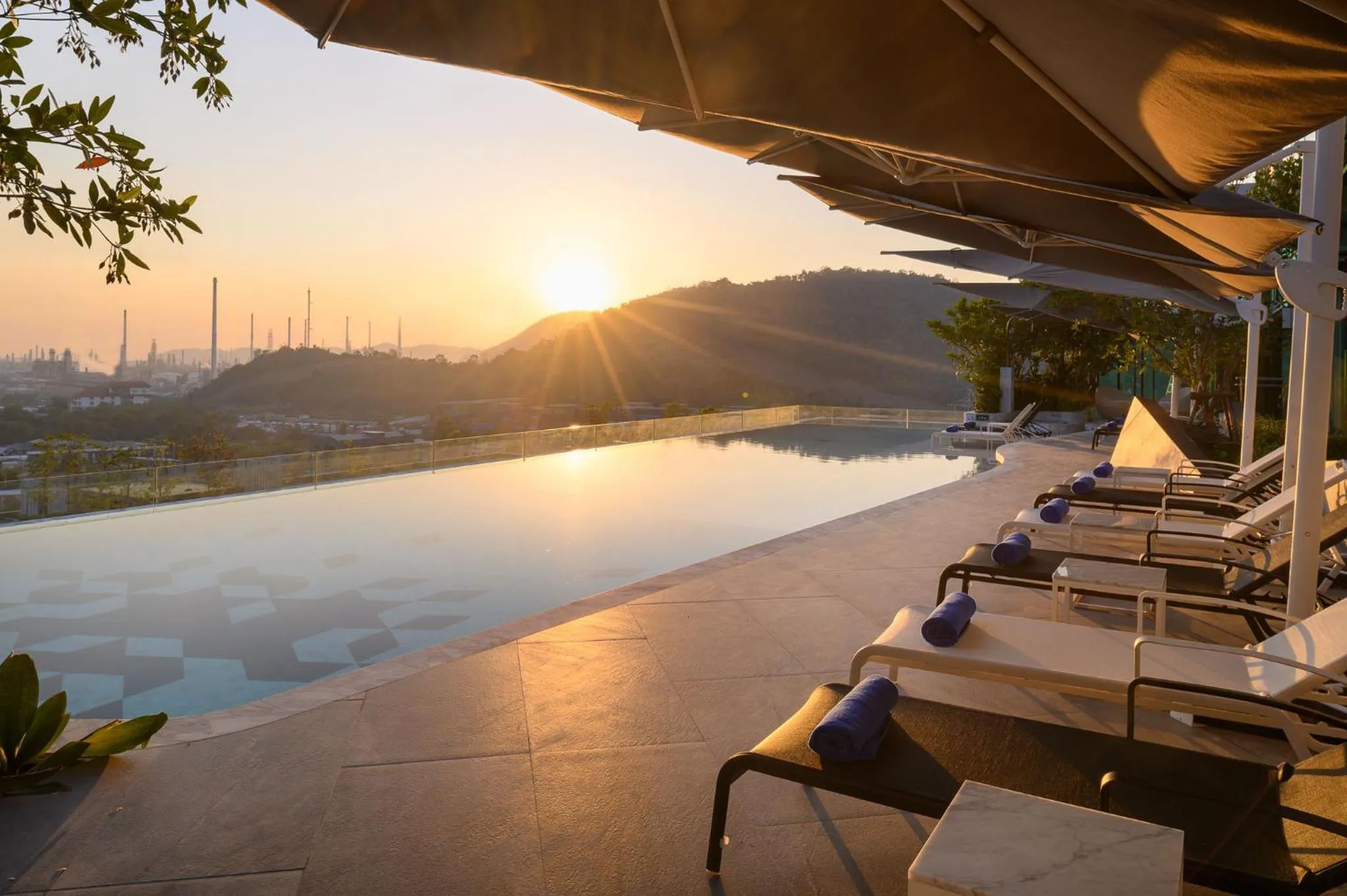 Swimming pool in Holiday Inn & Suites Siracha Laemchabang by IHG