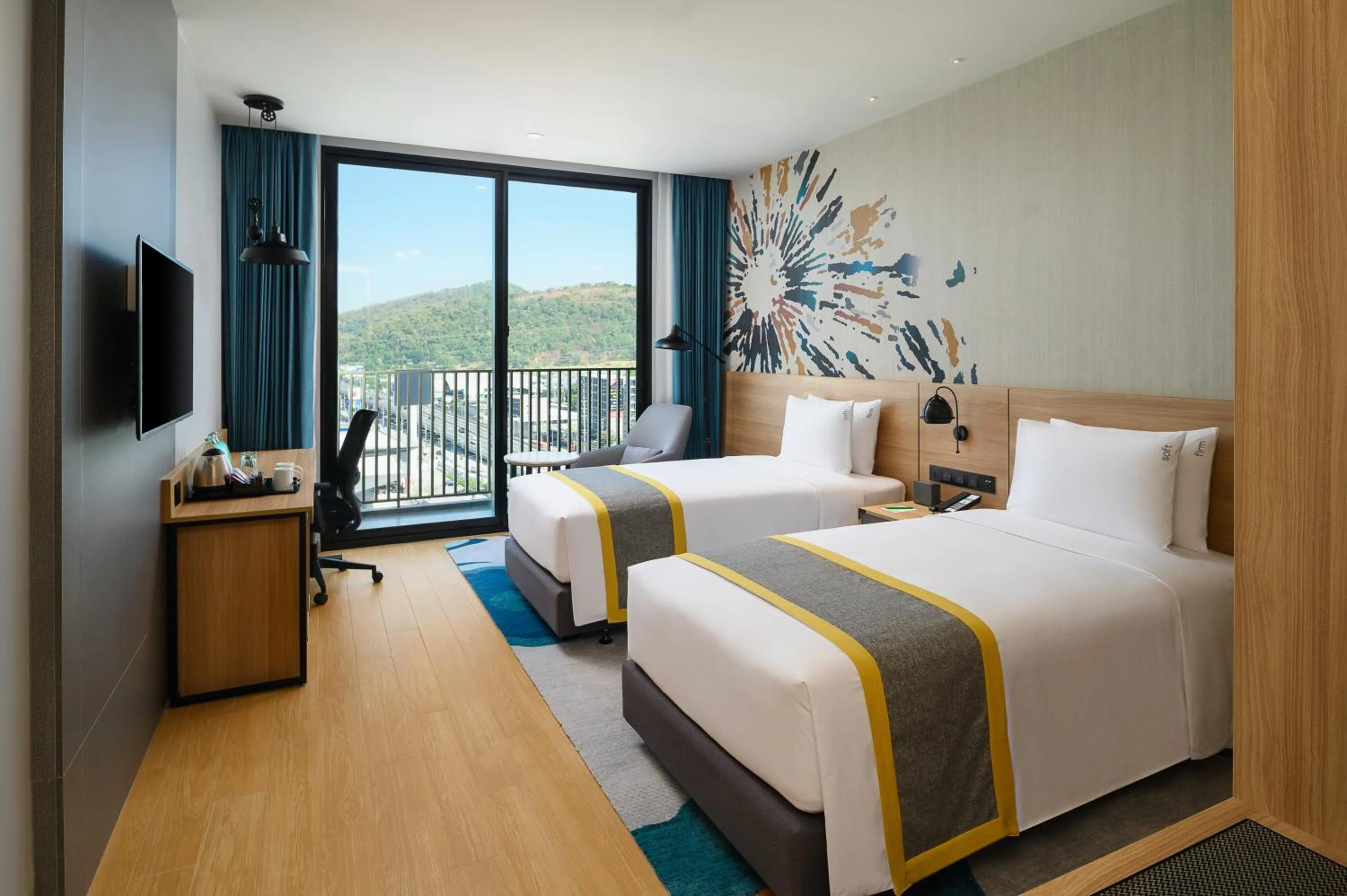 Photo of the whole room, Bed in Holiday Inn & Suites Siracha Laemchabang by IHG